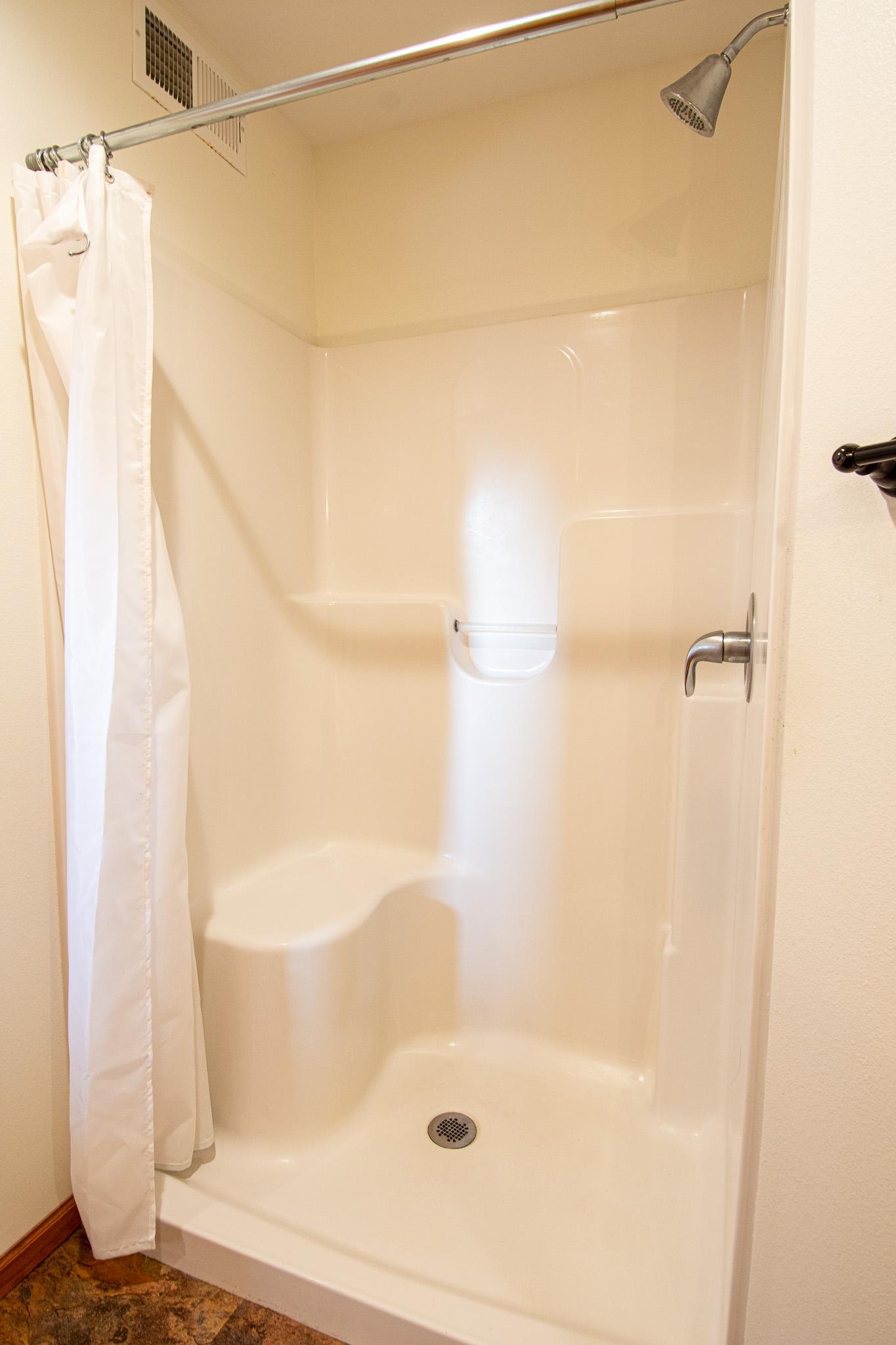 2020 single family home for sale at 828 Alice Drive in Thief River Falls, MN — 2 bed, 1 bath (photo 14 of 47)