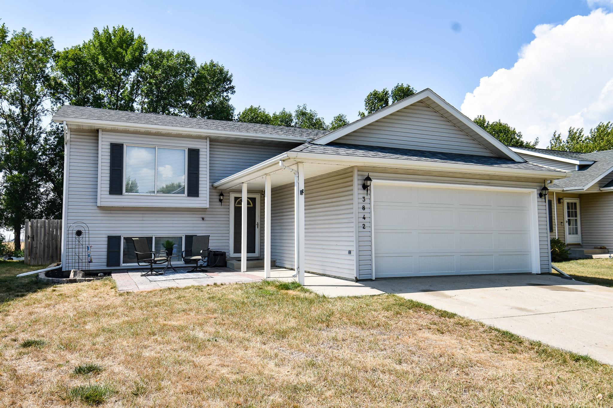 1991 single family home for sale at 3842 10TH Street N in Fargo, ND — 4 bed, 2 bath (photo 2 of 34)