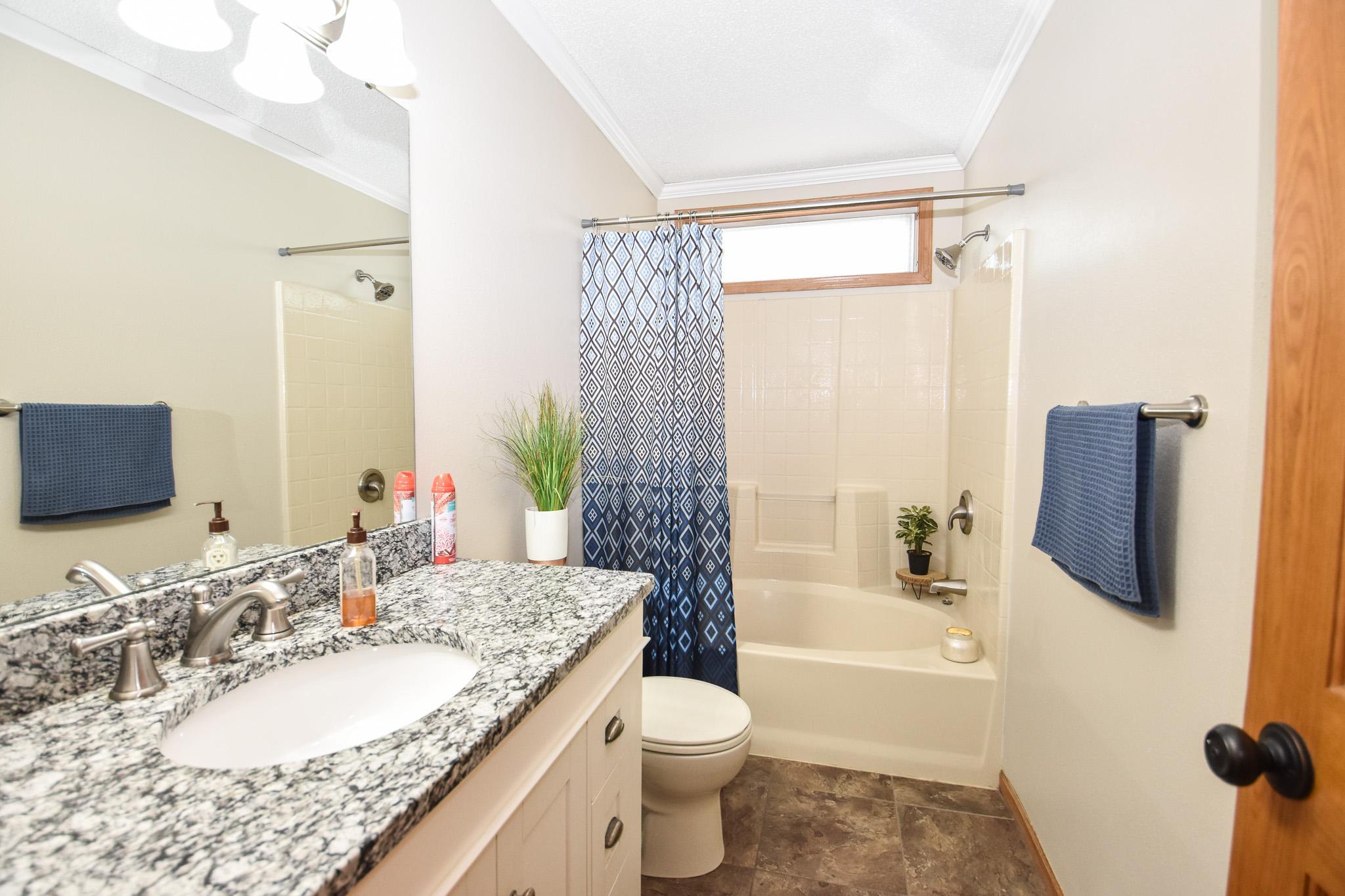 1991 single family home for sale at 3842 10TH Street N in Fargo, ND — 4 bed, 2 bath (photo 20 of 34)