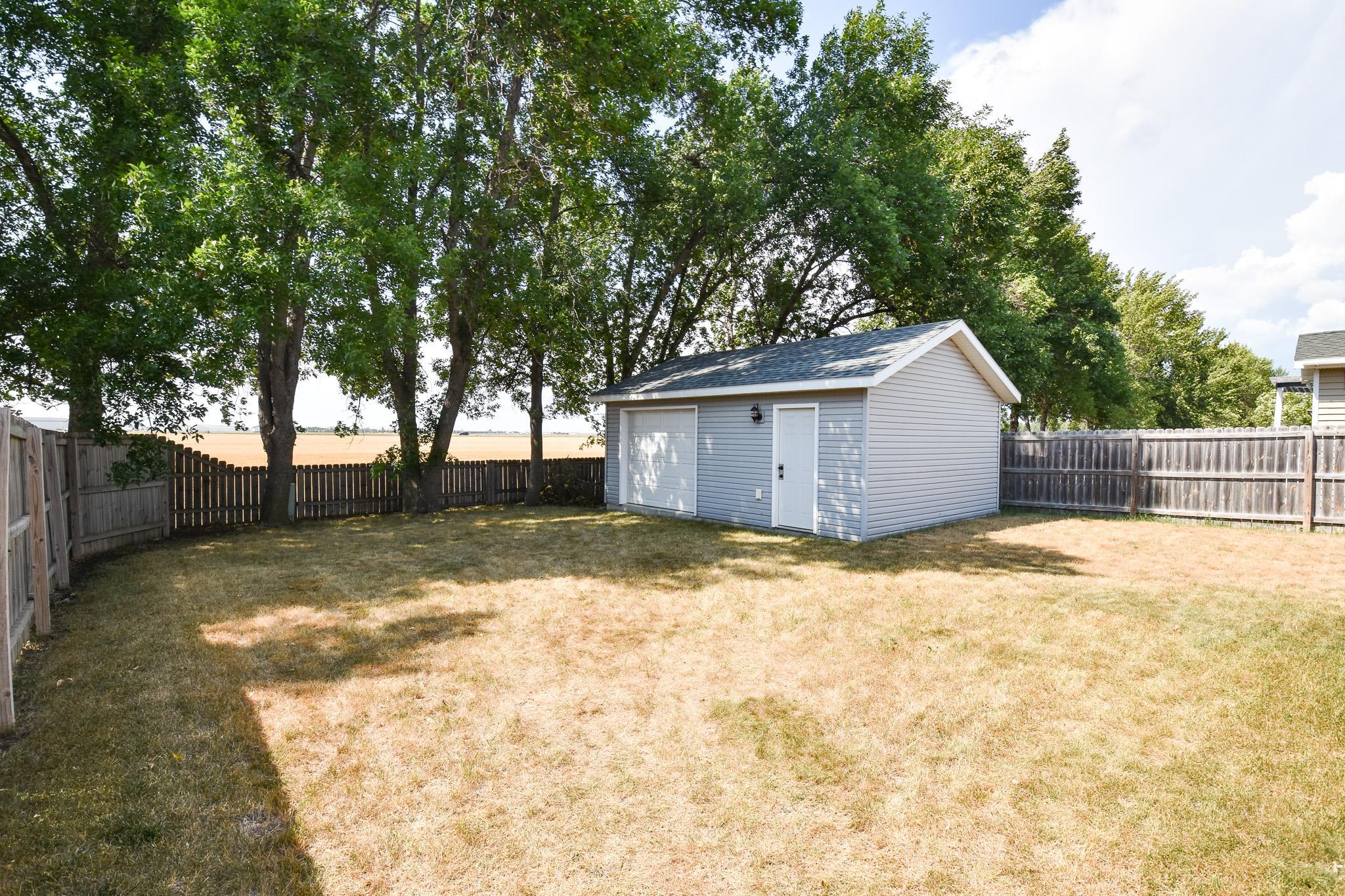 1991 single family home for sale at 3842 10TH Street N in Fargo, ND — 4 bed, 2 bath (photo 4 of 34)