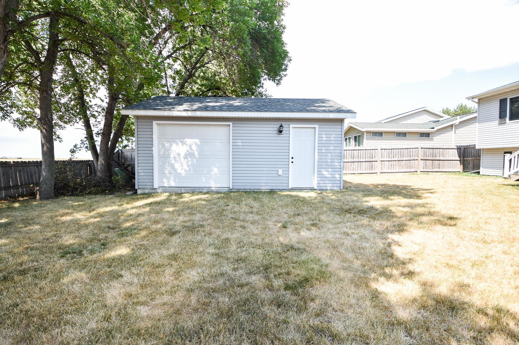 1991 single family home for sale at 3842 10TH Street N in Fargo, ND — 4 bed, 2 bath (photo 5 of 34)