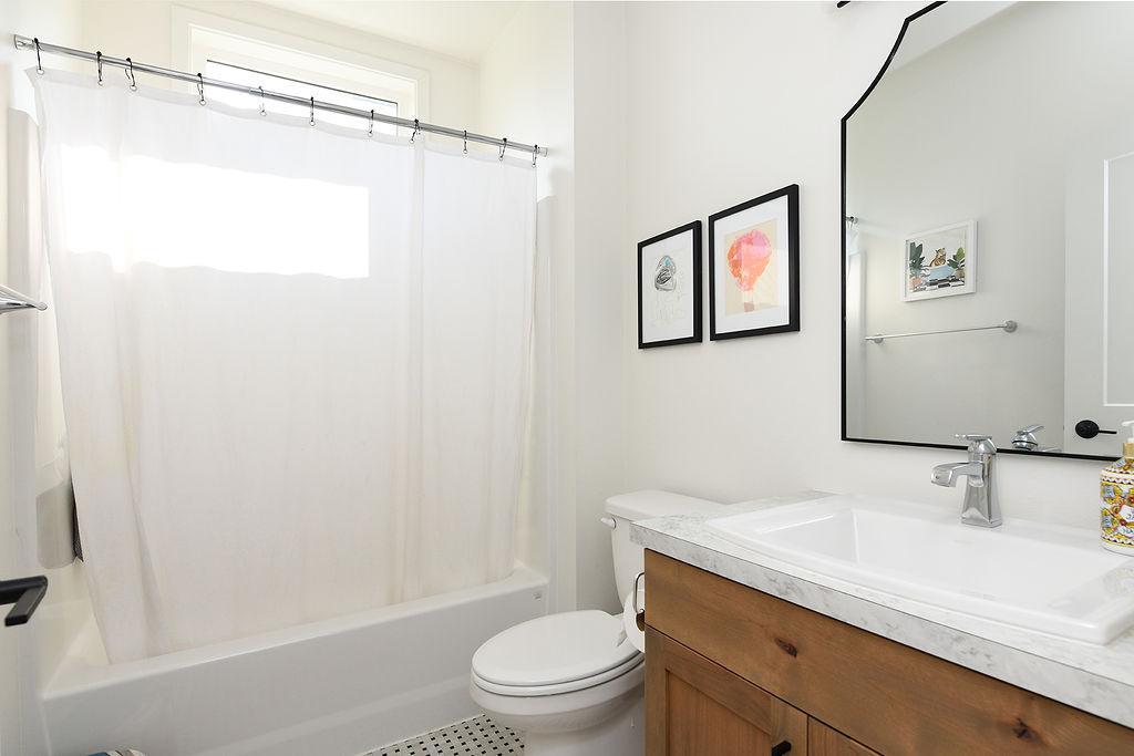 2022 single family home for sale at 7902 Firefly Lane in Horace, ND — 5 bed, 3 bath (photo 19 of 43)