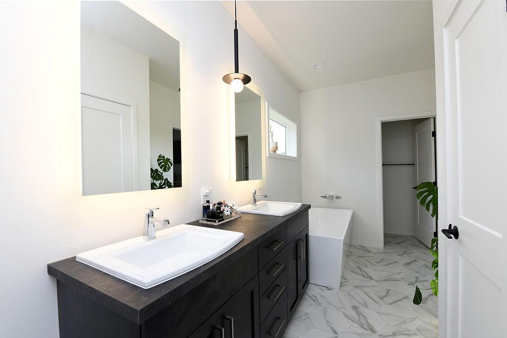 2022 single family home for sale at 7902 Firefly Lane in Horace, ND — 5 bed, 3 bath (photo 24 of 43)