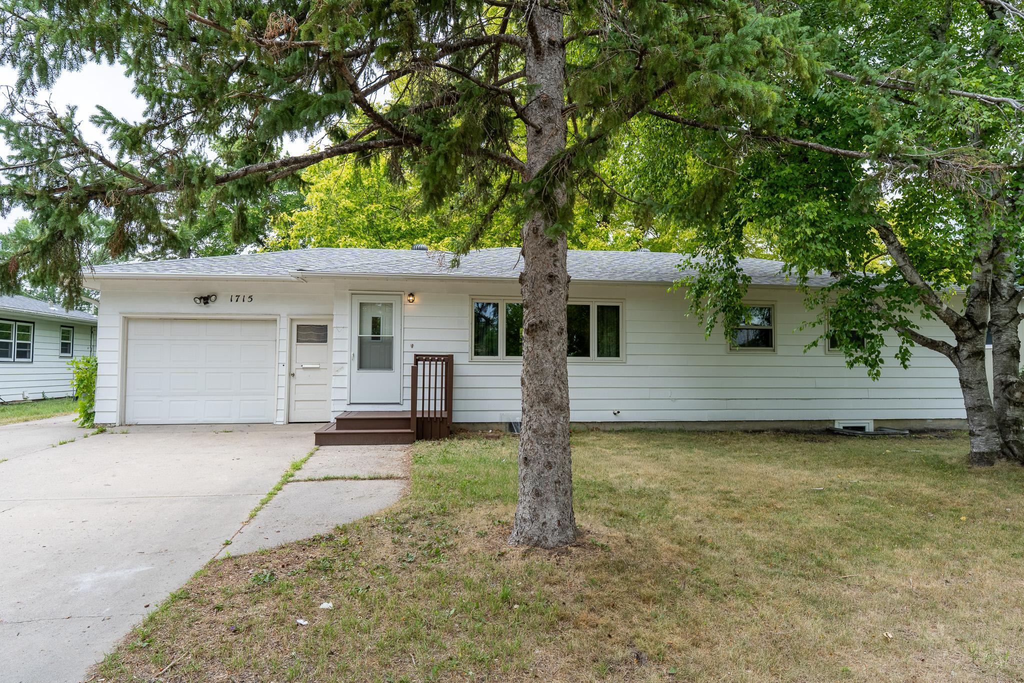 1959 single family home for sale at 1715 19th Street S in Moorhead, MN — 4 bed, 2 bath (photo 2 of 29)