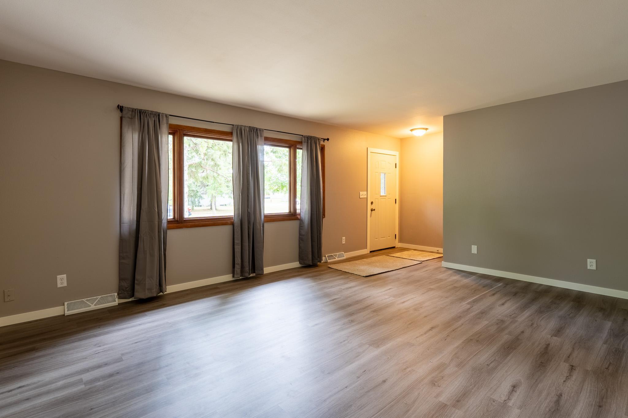 1959 single family home for sale at 1715 19th Street S in Moorhead, MN — 4 bed, 2 bath (photo 4 of 29)
