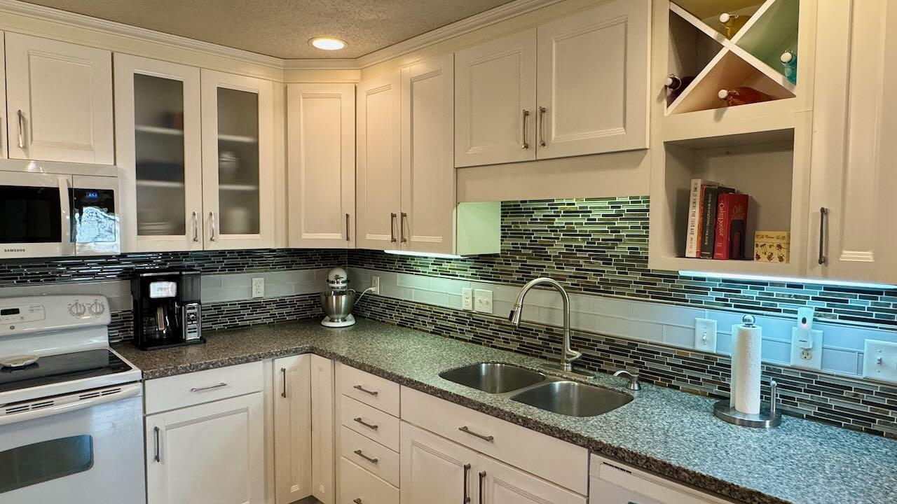 1997 twin home for sale at 841 12th Avenue W in West Fargo, ND — 4 bed, 3 bath (photo 11 of 47)