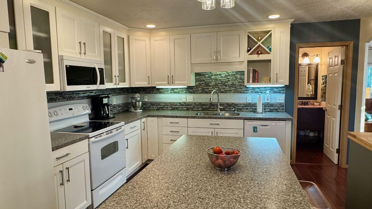 1997 twin home for sale at 841 12th Avenue W in West Fargo, ND — 4 bed, 3 bath (photo 12 of 47)