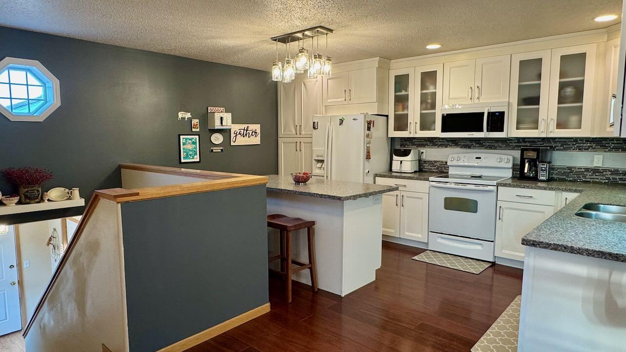 1997 twin home for sale at 841 12th Avenue W in West Fargo, ND — 4 bed, 3 bath (photo 13 of 47)