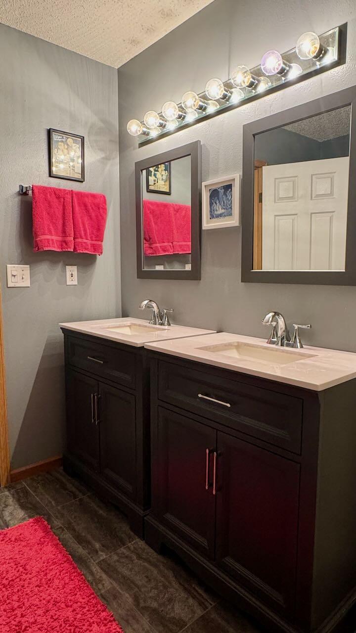 1997 twin home for sale at 841 12th Avenue W in West Fargo, ND — 4 bed, 3 bath (photo 26 of 47)
