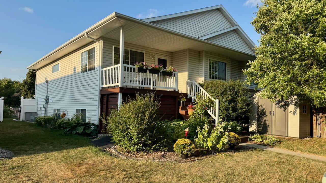 1997 twin home for sale at 841 12th Avenue W in West Fargo, ND — 4 bed, 3 bath (photo 4 of 47)