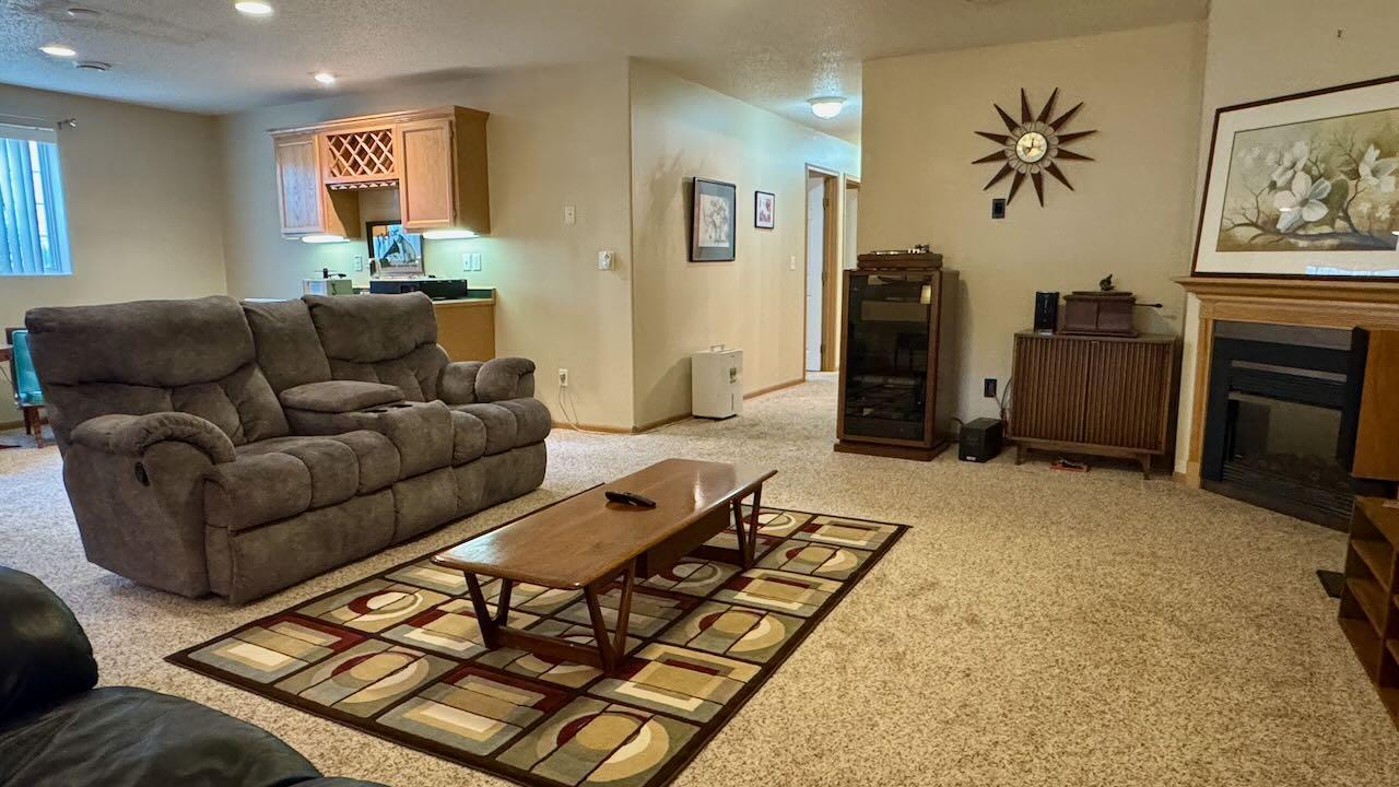 1997 twin home for sale at 841 12th Avenue W in West Fargo, ND — 4 bed, 3 bath (photo 32 of 47)