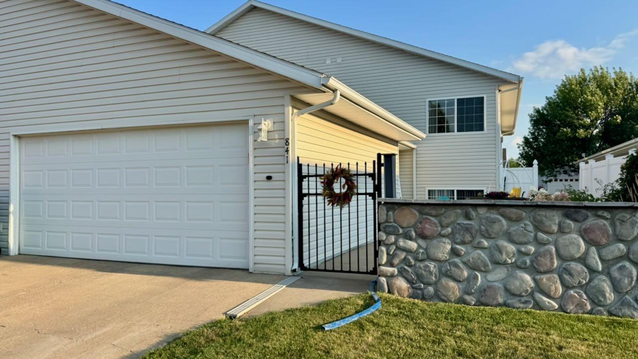 1997 twin home for sale at 841 12th Avenue W in West Fargo, ND — 4 bed, 3 bath (photo 6 of 47)