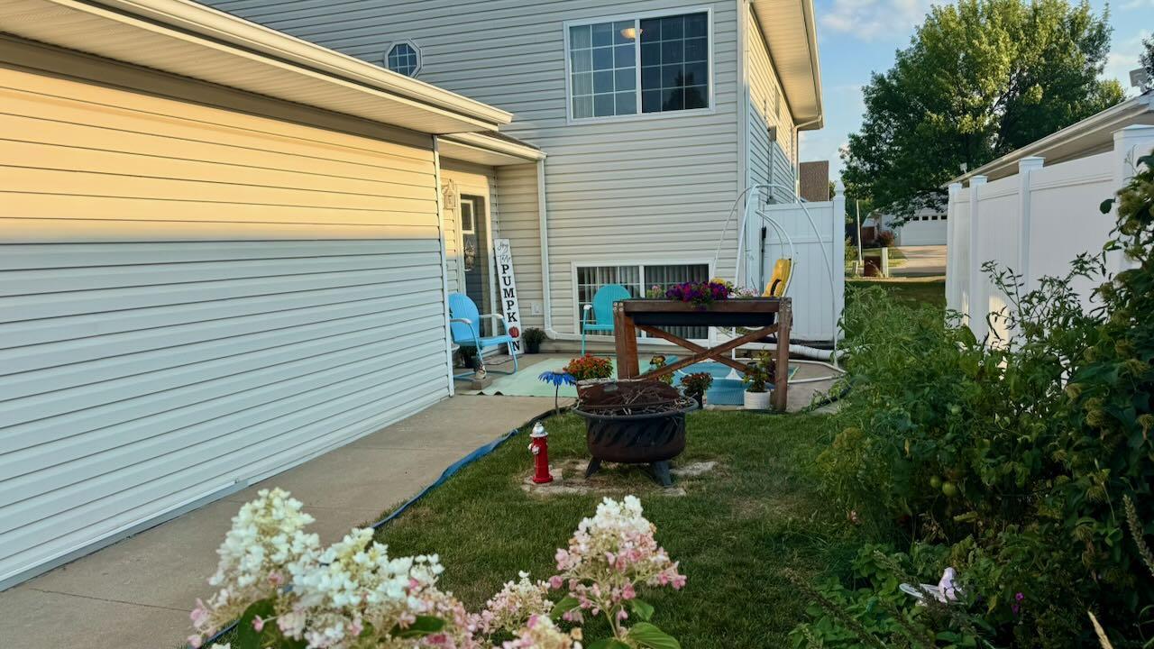 1997 twin home for sale at 841 12th Avenue W in West Fargo, ND — 4 bed, 3 bath (photo 8 of 47)
