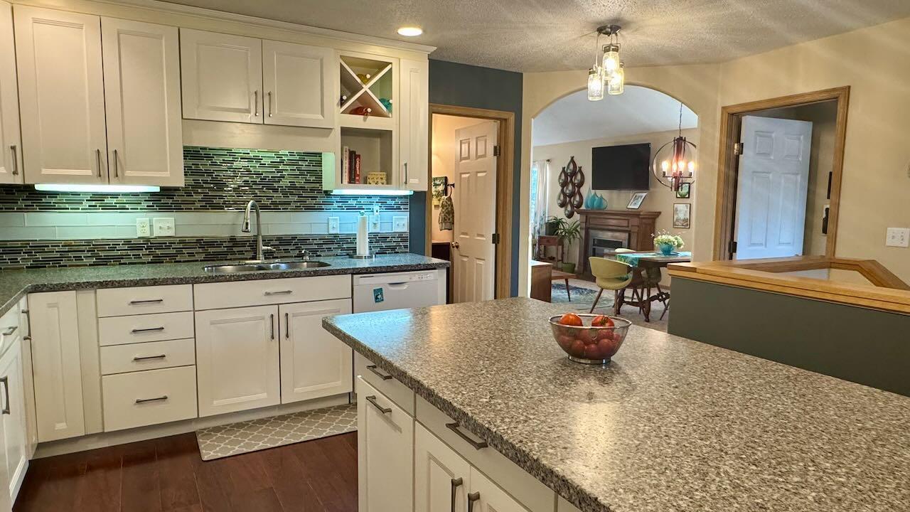 1997 twin home for sale at 841 12th Avenue W in West Fargo, ND — 4 bed, 3 bath (photo 9 of 47)