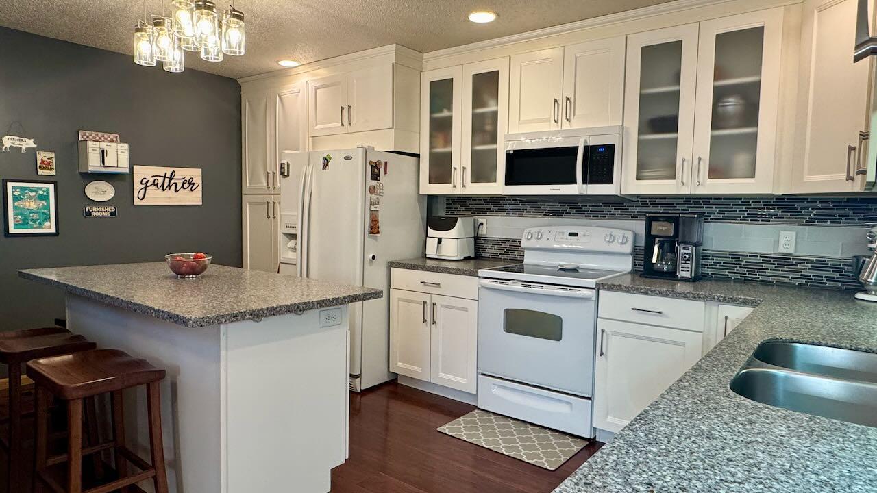 1997 twin home for sale at 841 12th Avenue W in West Fargo, ND — 4 bed, 3 bath (photo 10 of 47)