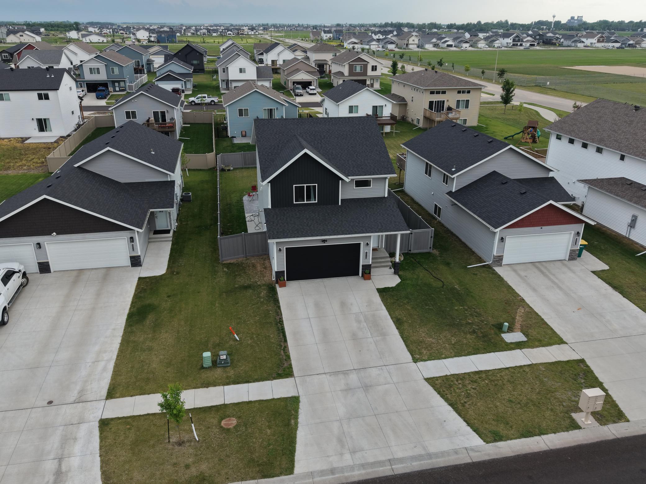 2023 single family home for sale at 6029 Kodiak Lane in Horace, ND — 4 bed, 4 bath (photo 5 of 49)