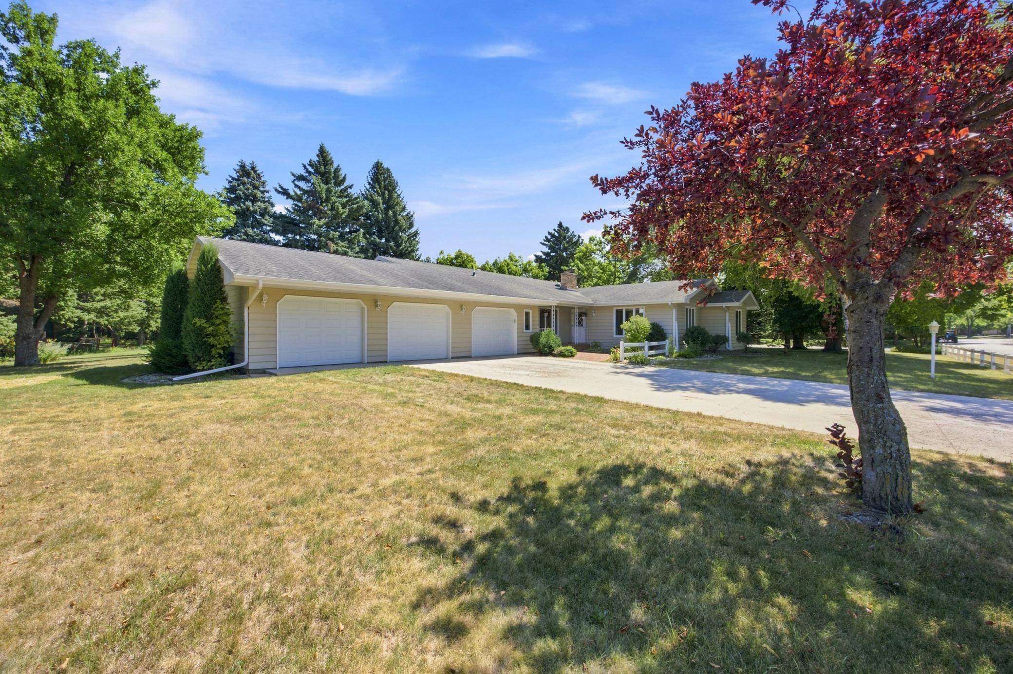 1979 single family home for sale at 3206 Rivershore Drive S in Moorhead, MN — 3 bed, 4 bath (photo 2 of 36)