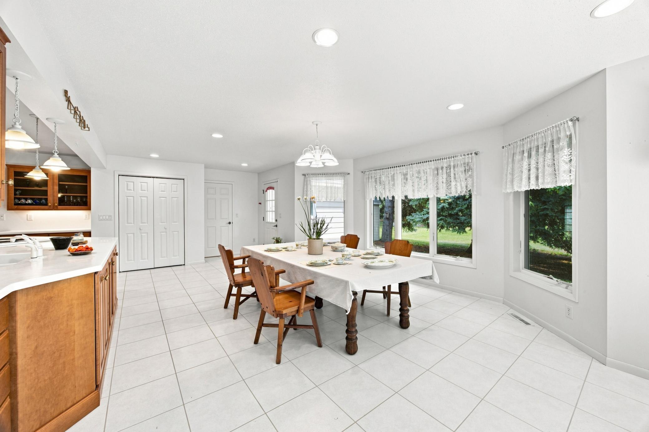 1979 single family home for sale at 3206 Rivershore Drive S in Moorhead, MN — 3 bed, 4 bath (photo 11 of 36)