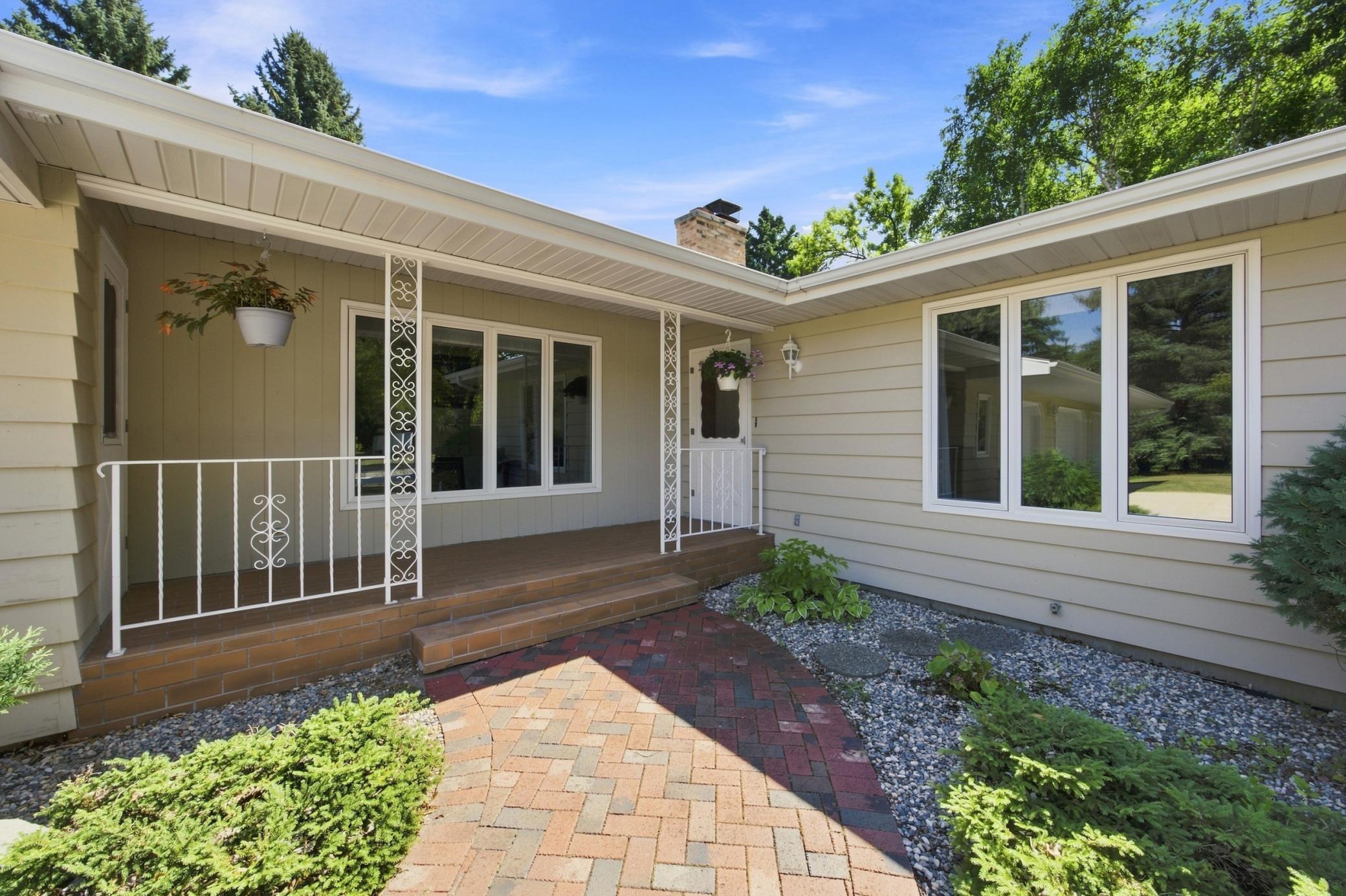 1979 single family home for sale at 3206 Rivershore Drive S in Moorhead, MN — 3 bed, 4 bath (photo 3 of 36)