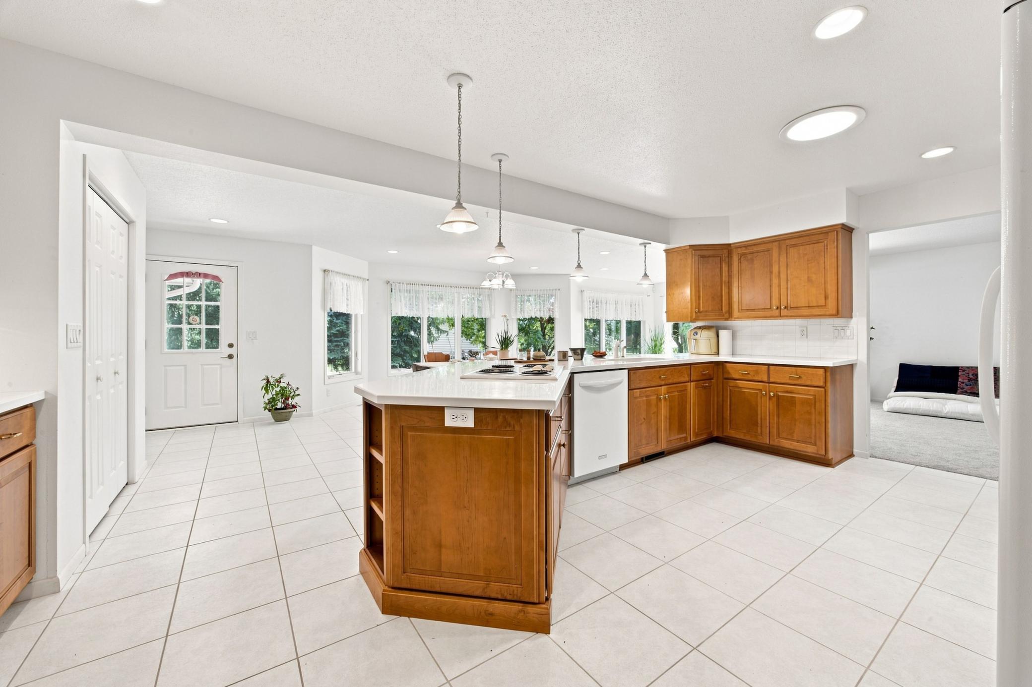 1979 single family home for sale at 3206 Rivershore Drive S in Moorhead, MN — 3 bed, 4 bath (photo 8 of 36)
