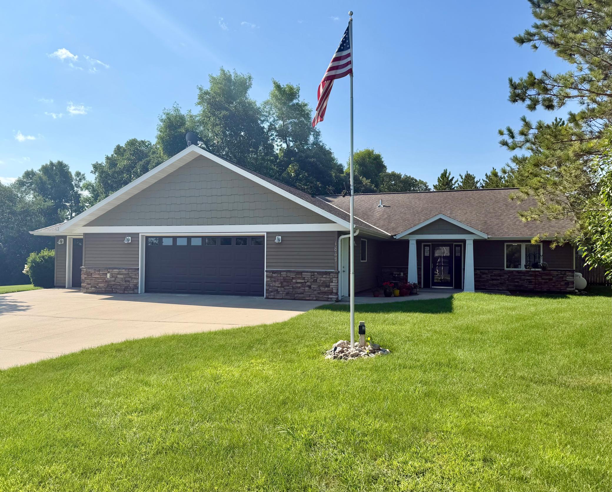 2013 single family home for sale at 1847 Spruce Grove Trail in Detroit Lakes, MN — 3 bed, 2 bath (photo 3 of 51)