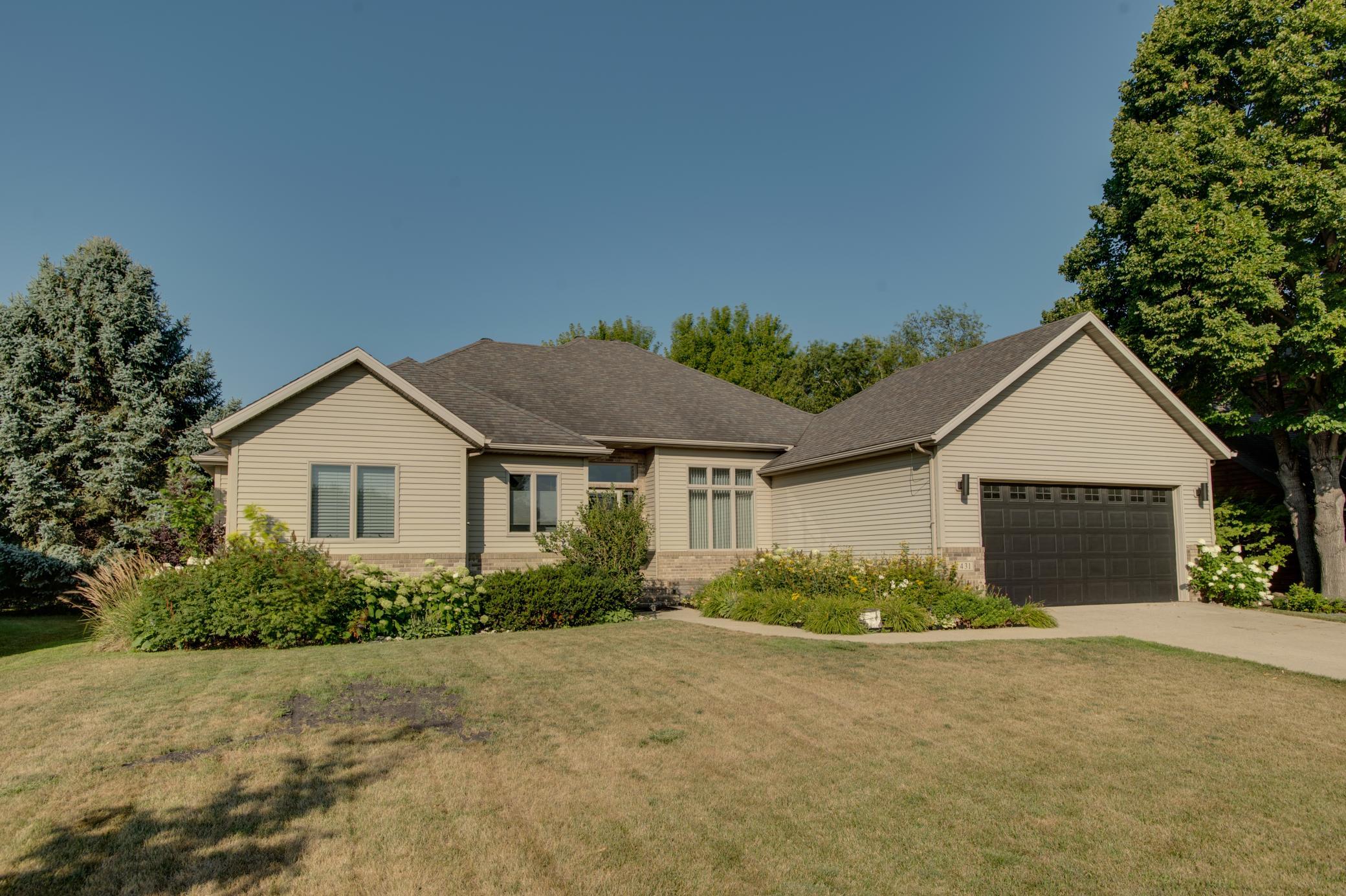 2002 single family home for sale at 431 Clearview Court in Moorhead, MN — 4 bed, 3 bath (photo 3 of 71)