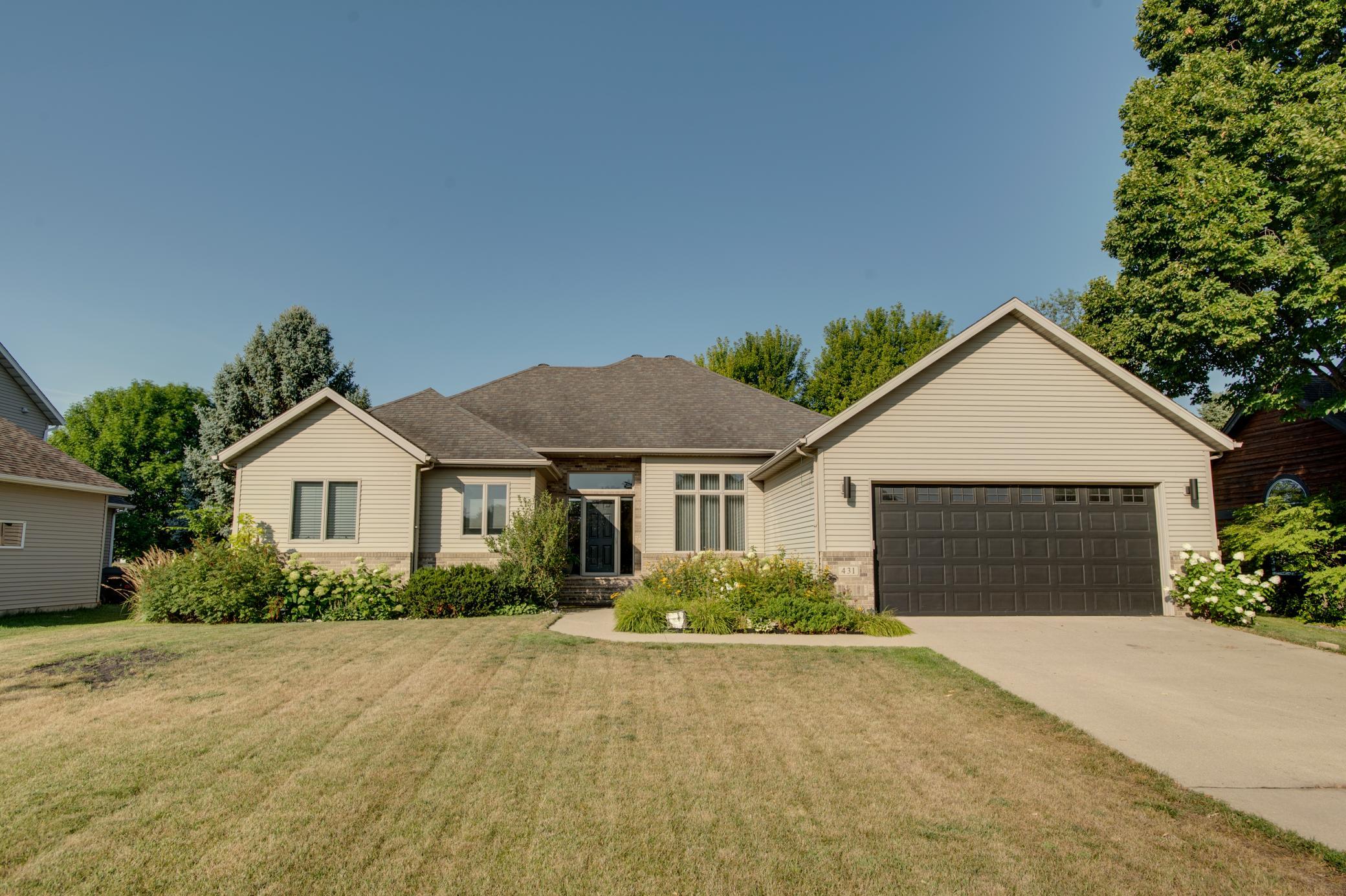 2002 single family home for sale at 431 Clearview Court in Moorhead, MN — 4 bed, 3 bath (photo 4 of 71)