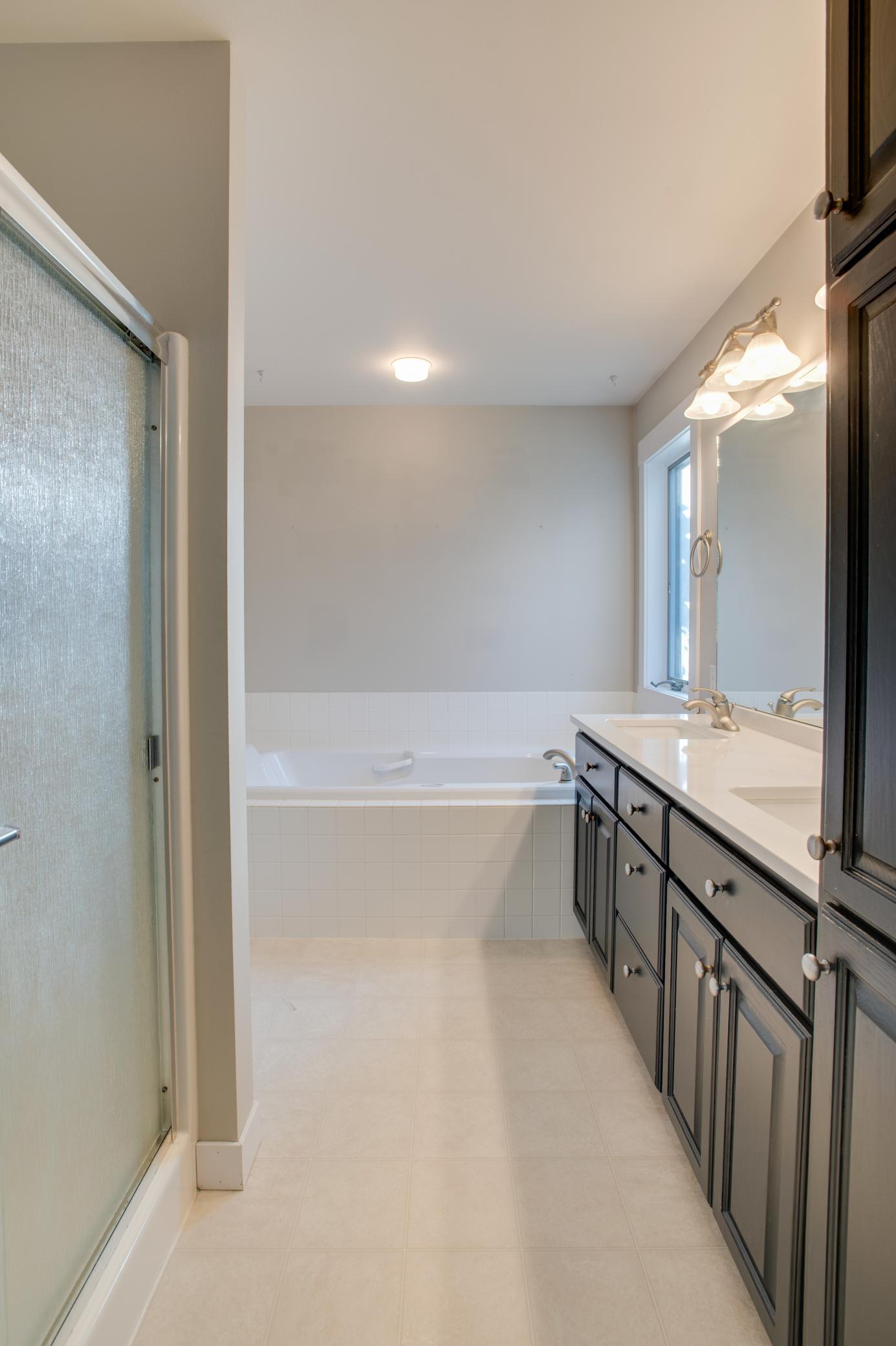 2002 single family home for sale at 431 Clearview Court in Moorhead, MN — 4 bed, 3 bath (photo 33 of 71)