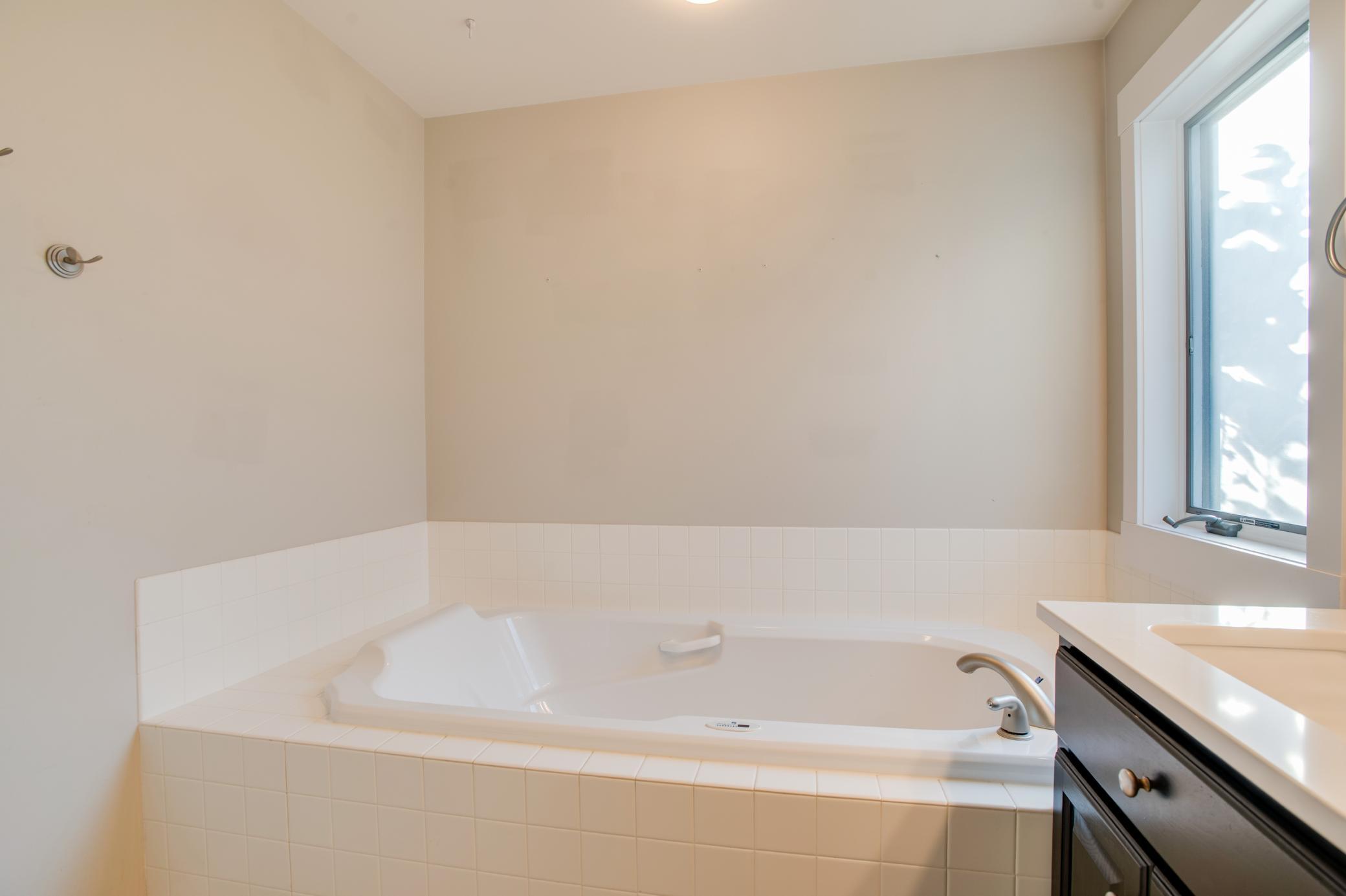 2002 single family home for sale at 431 Clearview Court in Moorhead, MN — 4 bed, 3 bath (photo 35 of 71)