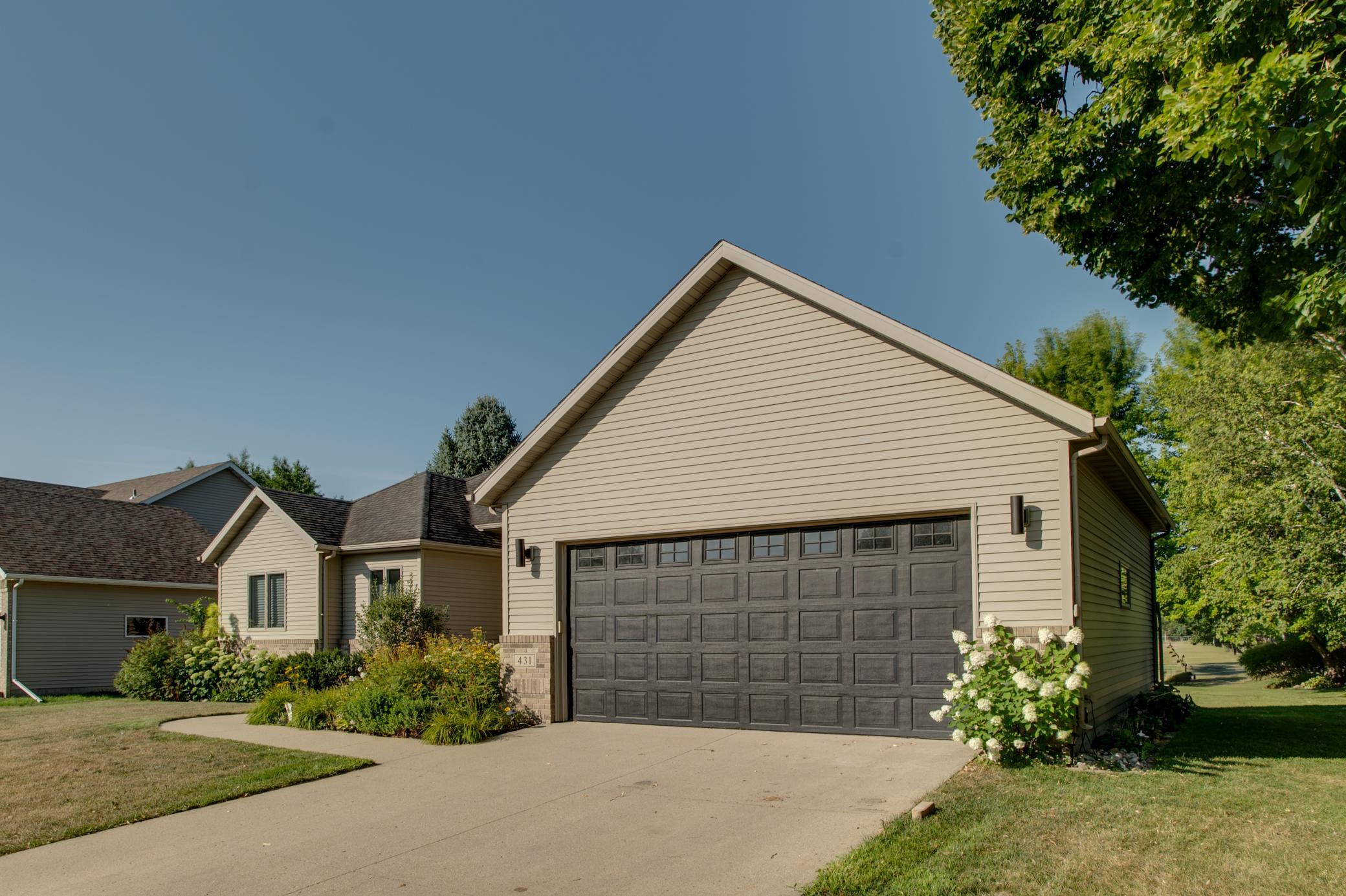 2002 single family home for sale at 431 Clearview Court in Moorhead, MN — 4 bed, 3 bath (photo 5 of 71)