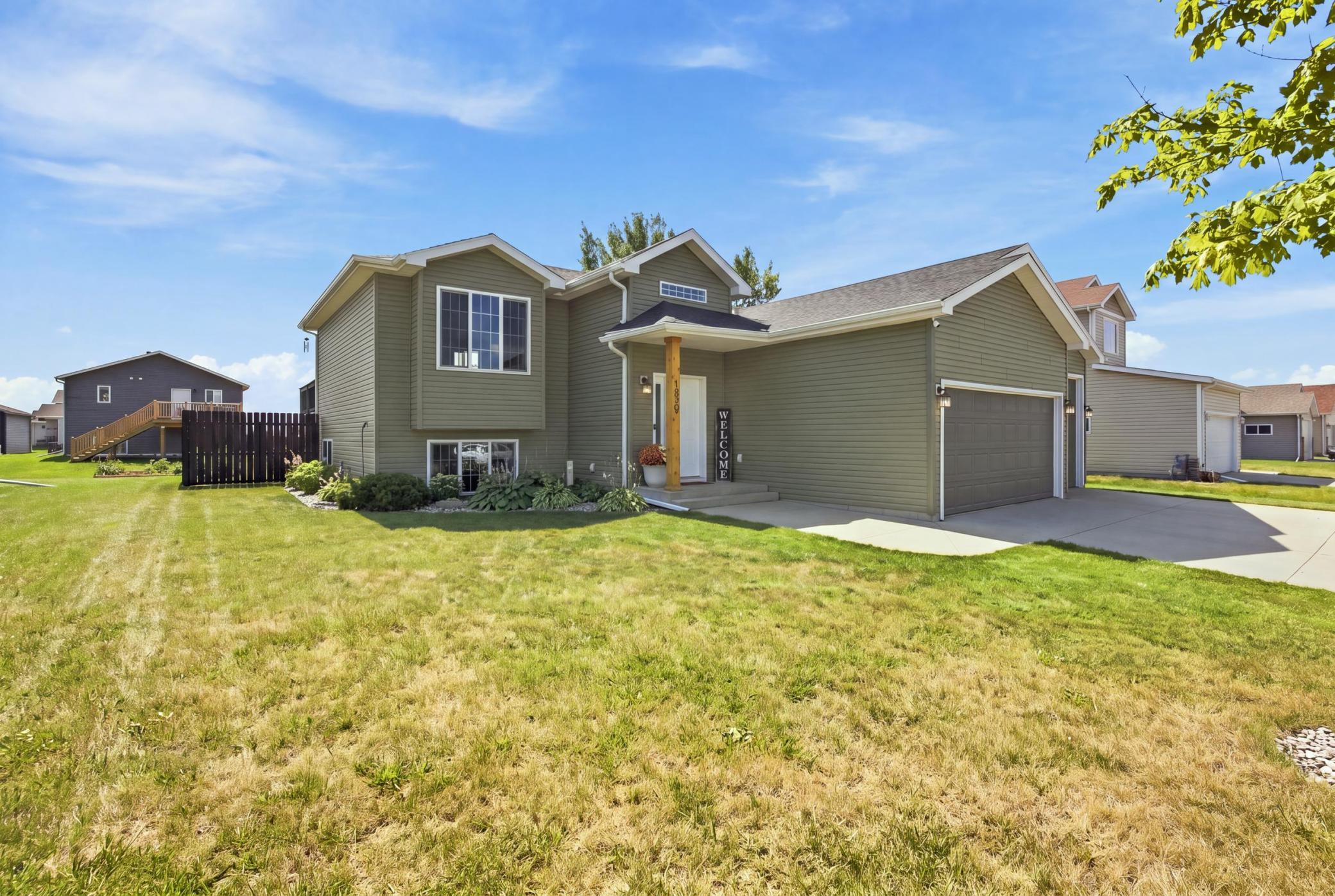 2009 single family home for sale at 1829 43rd Avenue S in Moorhead, MN — 4 bed, 3 bath (photo 2 of 38)