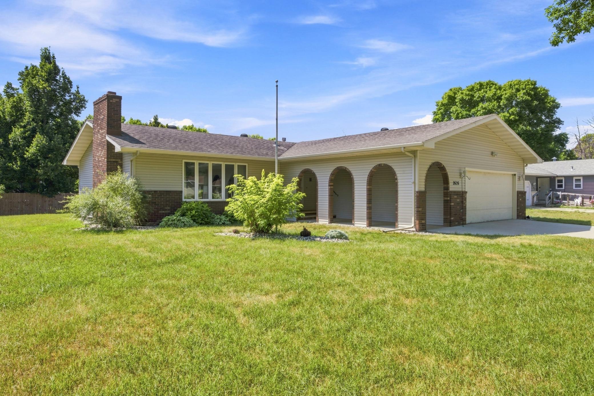1976 single family home for sale at 2626 Eastgate Drive S in Fargo, ND — 3 bed, 3 bath (photo 2 of 40)