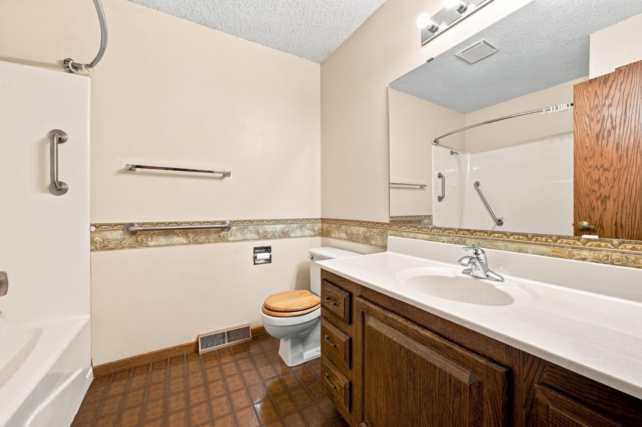 1976 single family home for sale at 2626 Eastgate Drive S in Fargo, ND — 3 bed, 3 bath (photo 18 of 40)