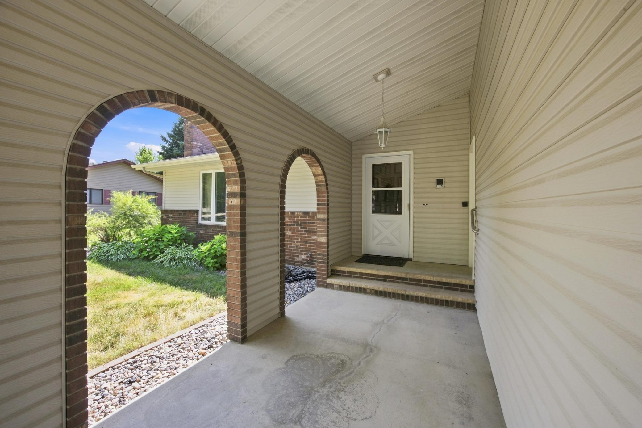 1976 single family home for sale at 2626 Eastgate Drive S in Fargo, ND — 3 bed, 3 bath (photo 3 of 40)