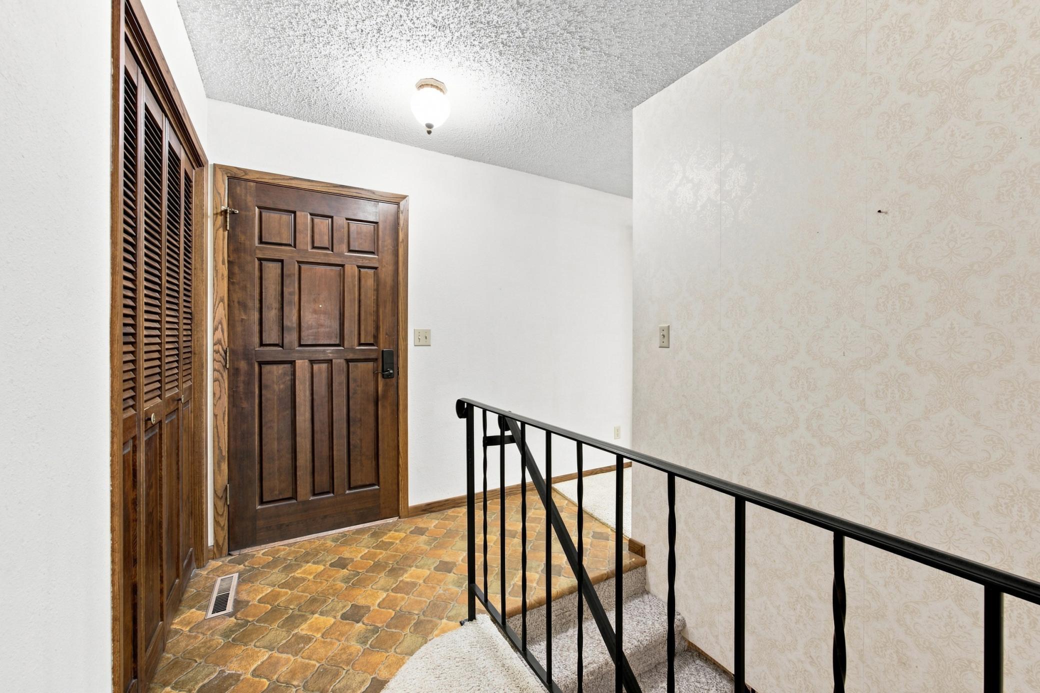 1976 single family home for sale at 2626 Eastgate Drive S in Fargo, ND — 3 bed, 3 bath (photo 5 of 40)