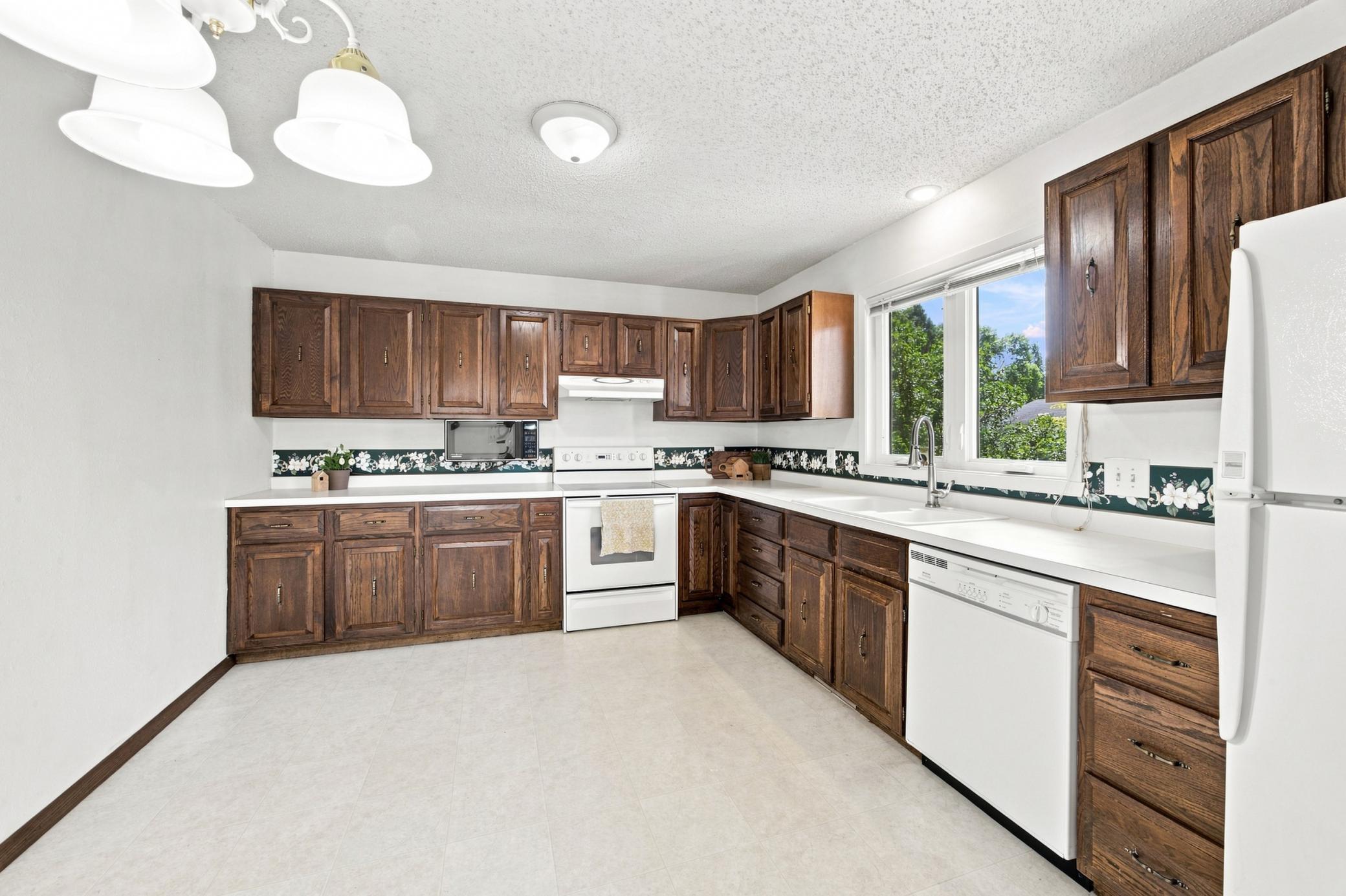 1976 single family home for sale at 2626 Eastgate Drive S in Fargo, ND — 3 bed, 3 bath (photo 8 of 40)