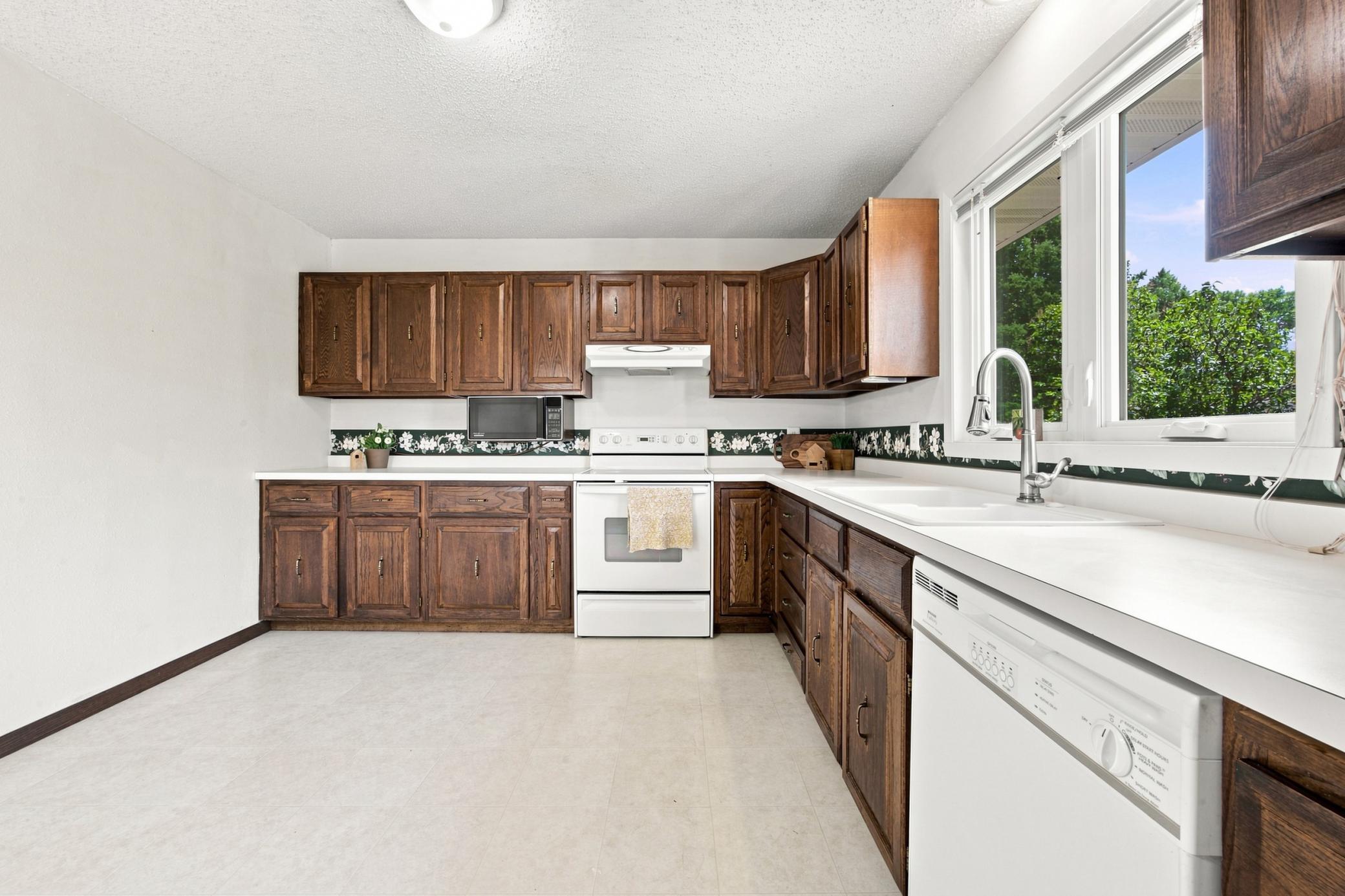 1976 single family home for sale at 2626 Eastgate Drive S in Fargo, ND — 3 bed, 3 bath (photo 10 of 40)