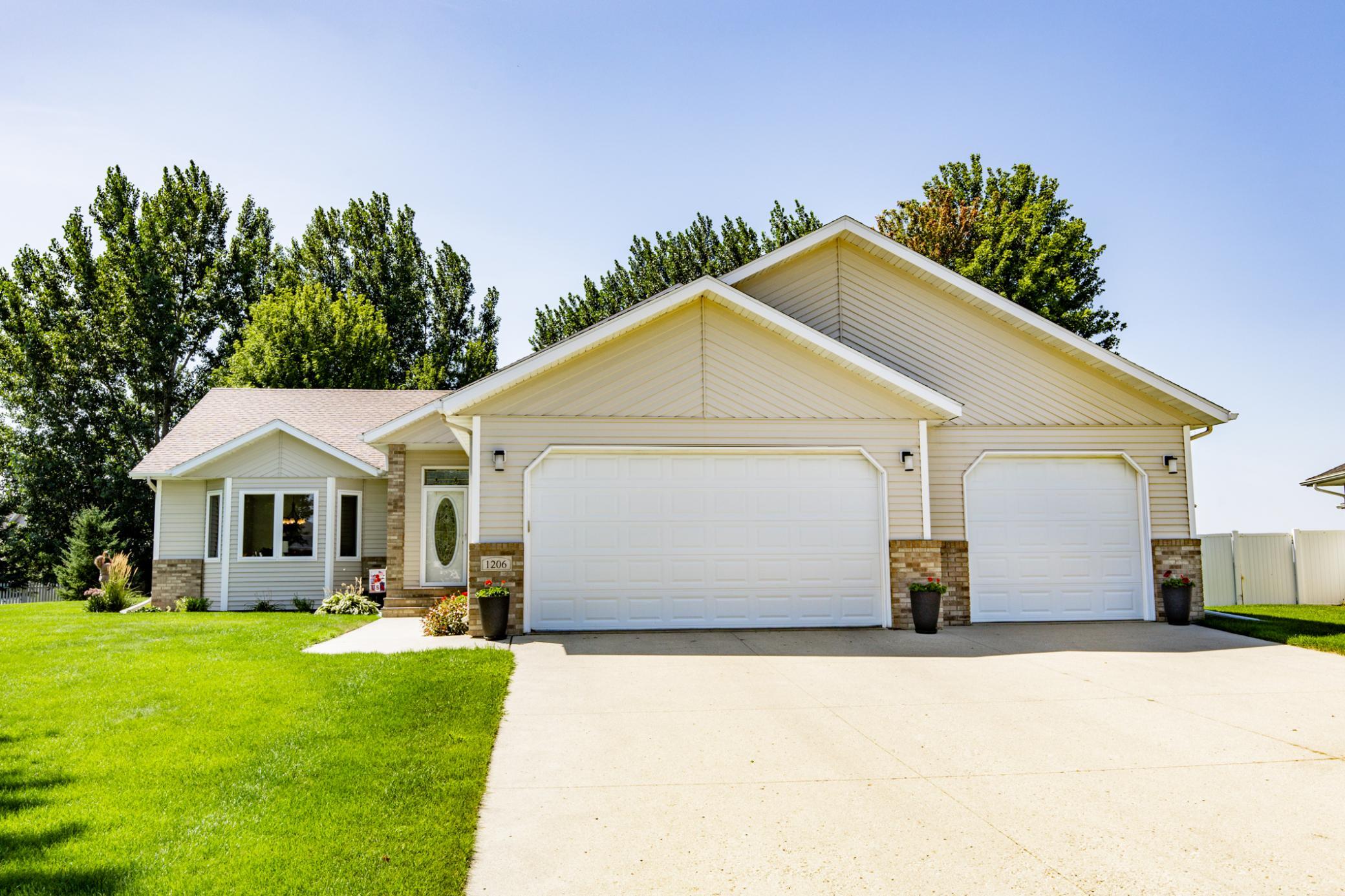 2003 single family home for sale at 1206 47th Avenue N in Fargo, ND — 4 bed, 3 bath (photo 2 of 68)