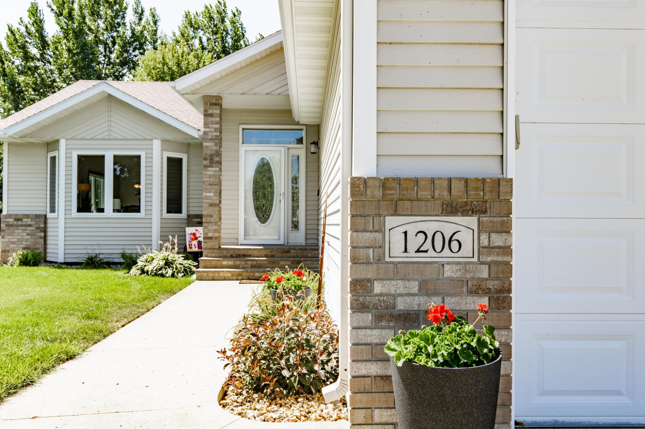 2003 single family home for sale at 1206 47th Avenue N in Fargo, ND — 4 bed, 3 bath (photo 4 of 68)