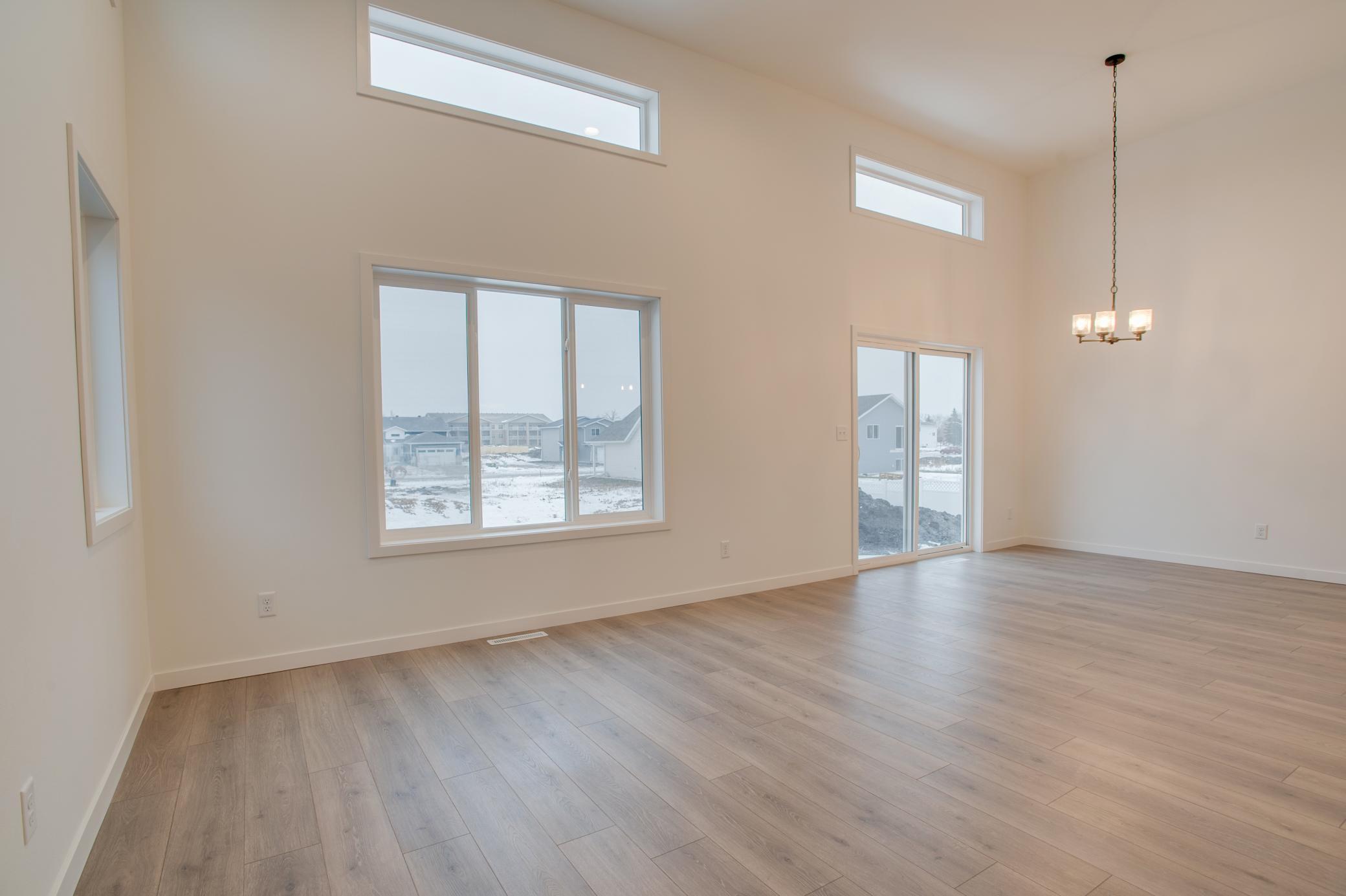2025 single family home for sale at 2516 38th Avenue S in Moorhead, MN — 3 bed, 2 bath (photo 5 of 32)