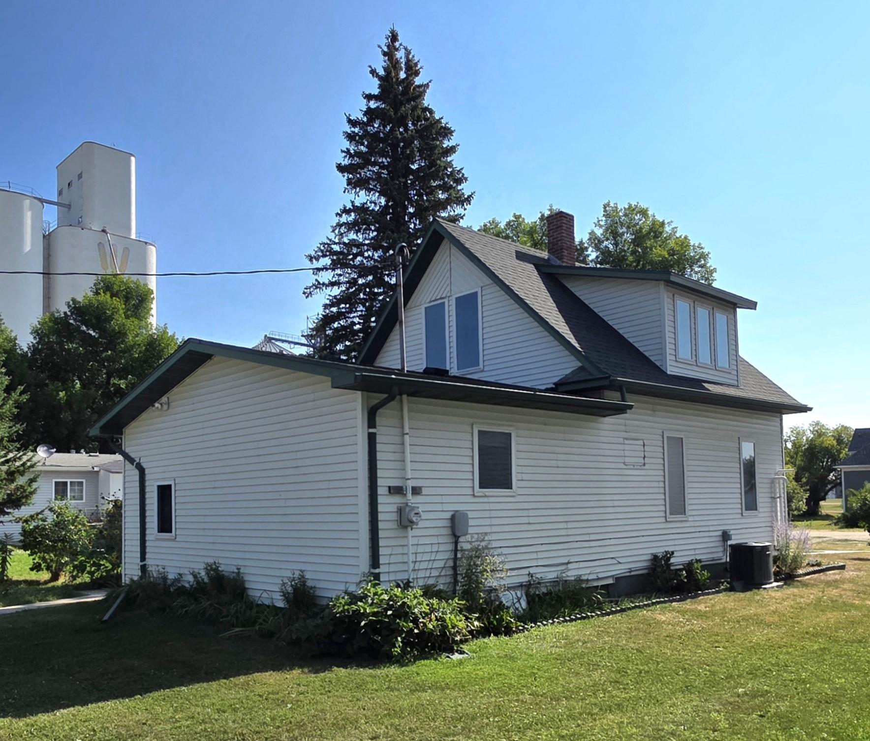 1903 single family home for sale at 109 5th Street in Kathryn, ND — 3 bed, 2 bath (photo 3 of 44)