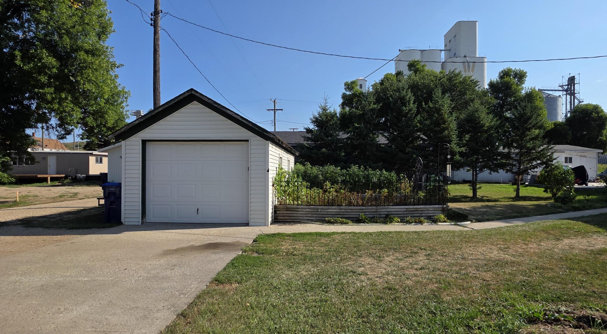 1903 single family home for sale at 109 5th Street in Kathryn, ND — 3 bed, 2 bath (photo 5 of 44)