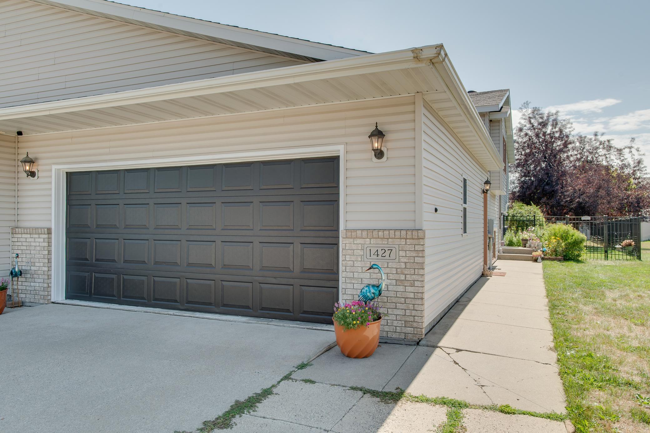 2000 twin home for sale at 1427 Suntree Drive in West Fargo, ND — 3 bed, 2 bath (photo 2 of 39)