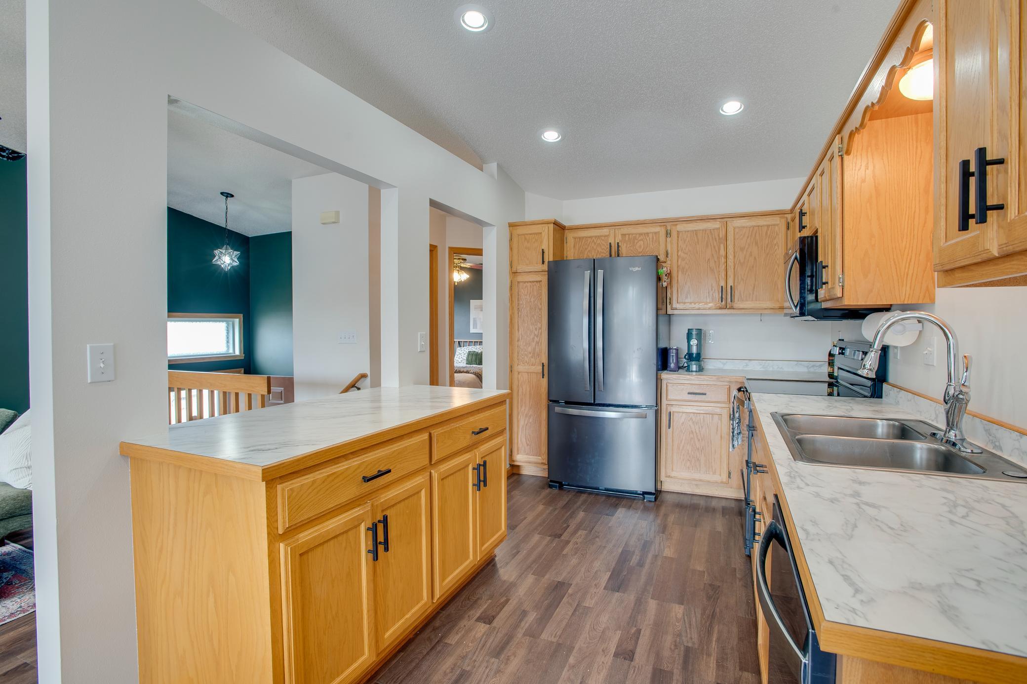 2000 twin home for sale at 1427 Suntree Drive in West Fargo, ND — 3 bed, 2 bath (photo 12 of 39)