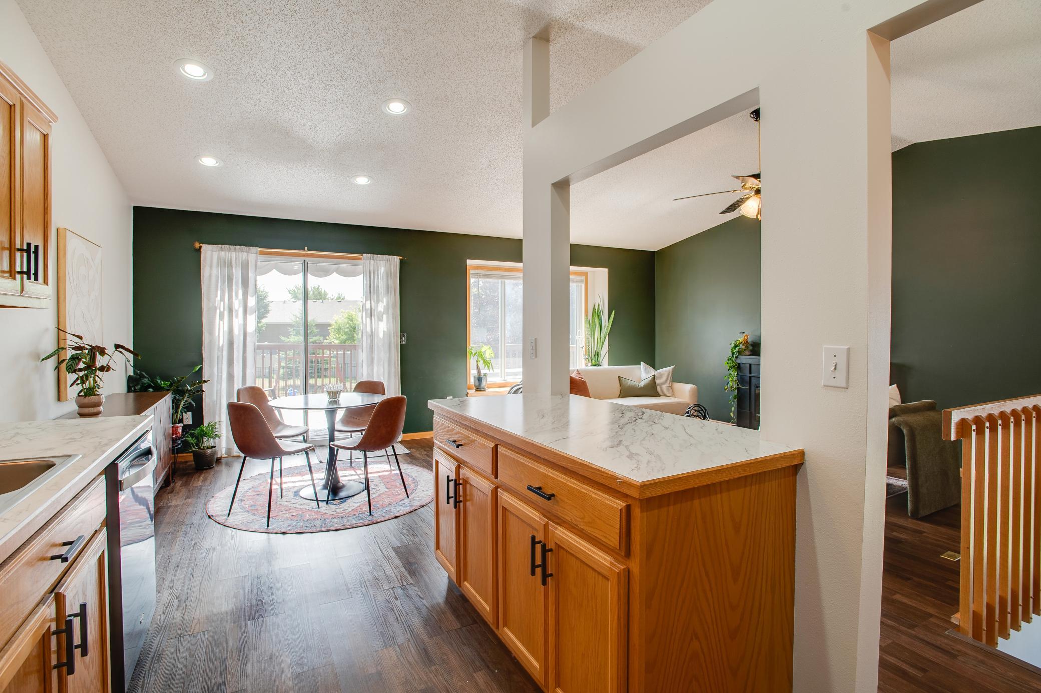 2000 twin home for sale at 1427 Suntree Drive in West Fargo, ND — 3 bed, 2 bath (photo 13 of 39)