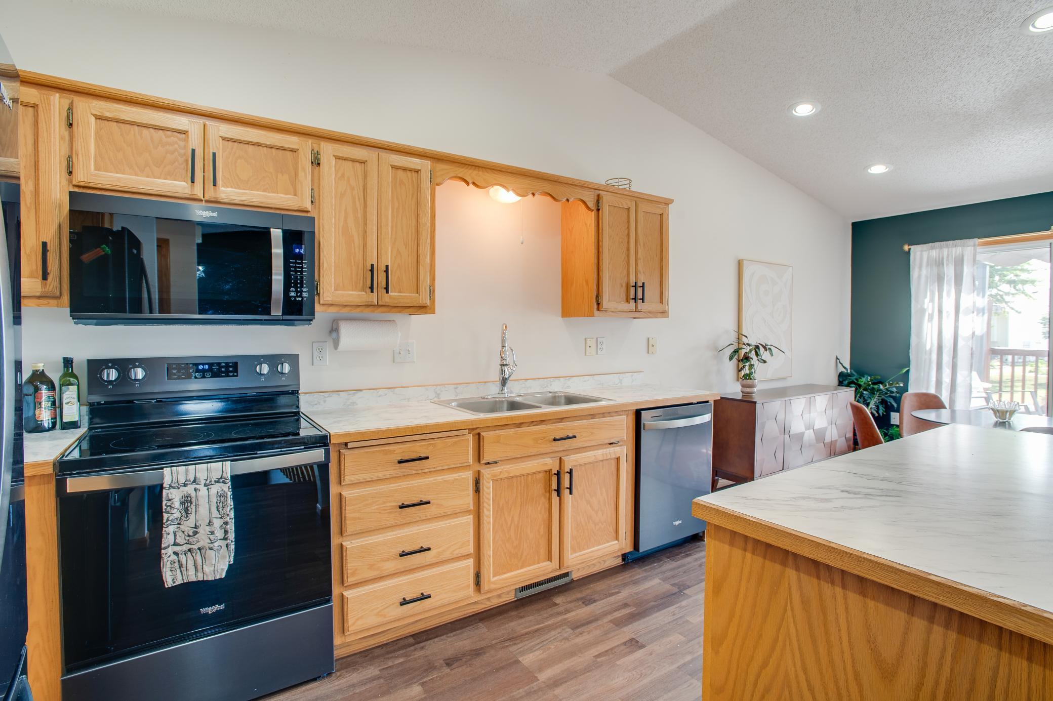 2000 twin home for sale at 1427 Suntree Drive in West Fargo, ND — 3 bed, 2 bath (photo 14 of 39)