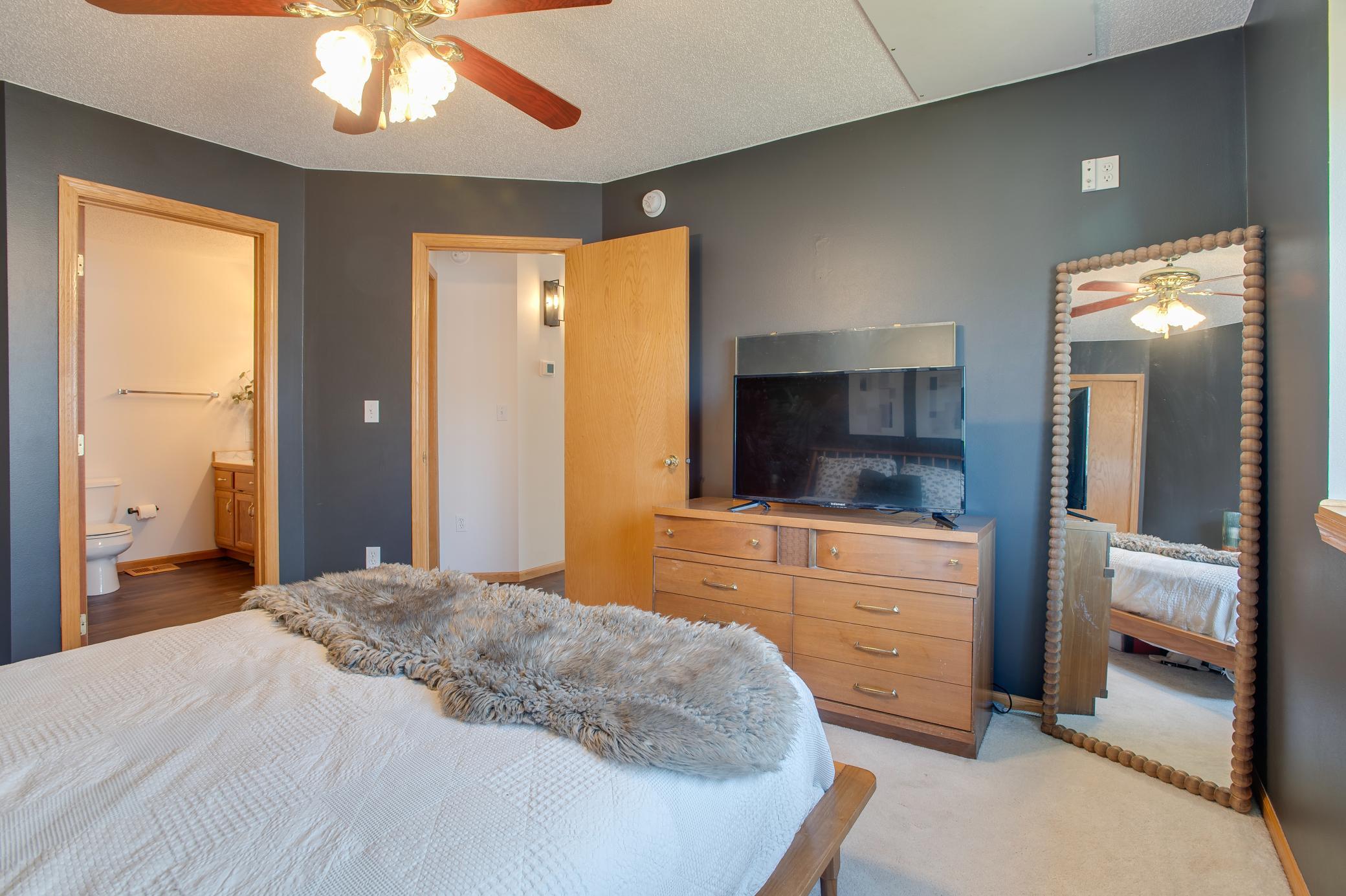 2000 twin home for sale at 1427 Suntree Drive in West Fargo, ND — 3 bed, 2 bath (photo 17 of 39)
