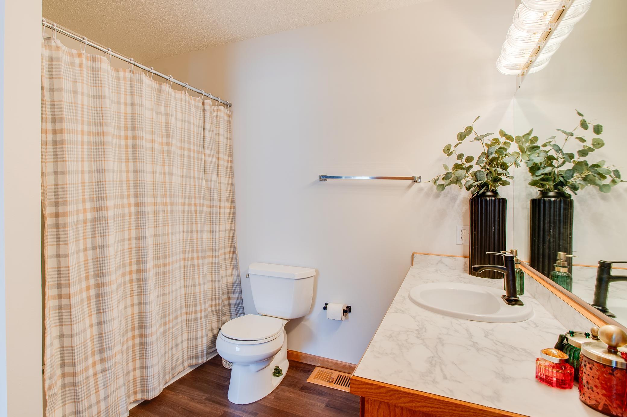 2000 twin home for sale at 1427 Suntree Drive in West Fargo, ND — 3 bed, 2 bath (photo 20 of 39)