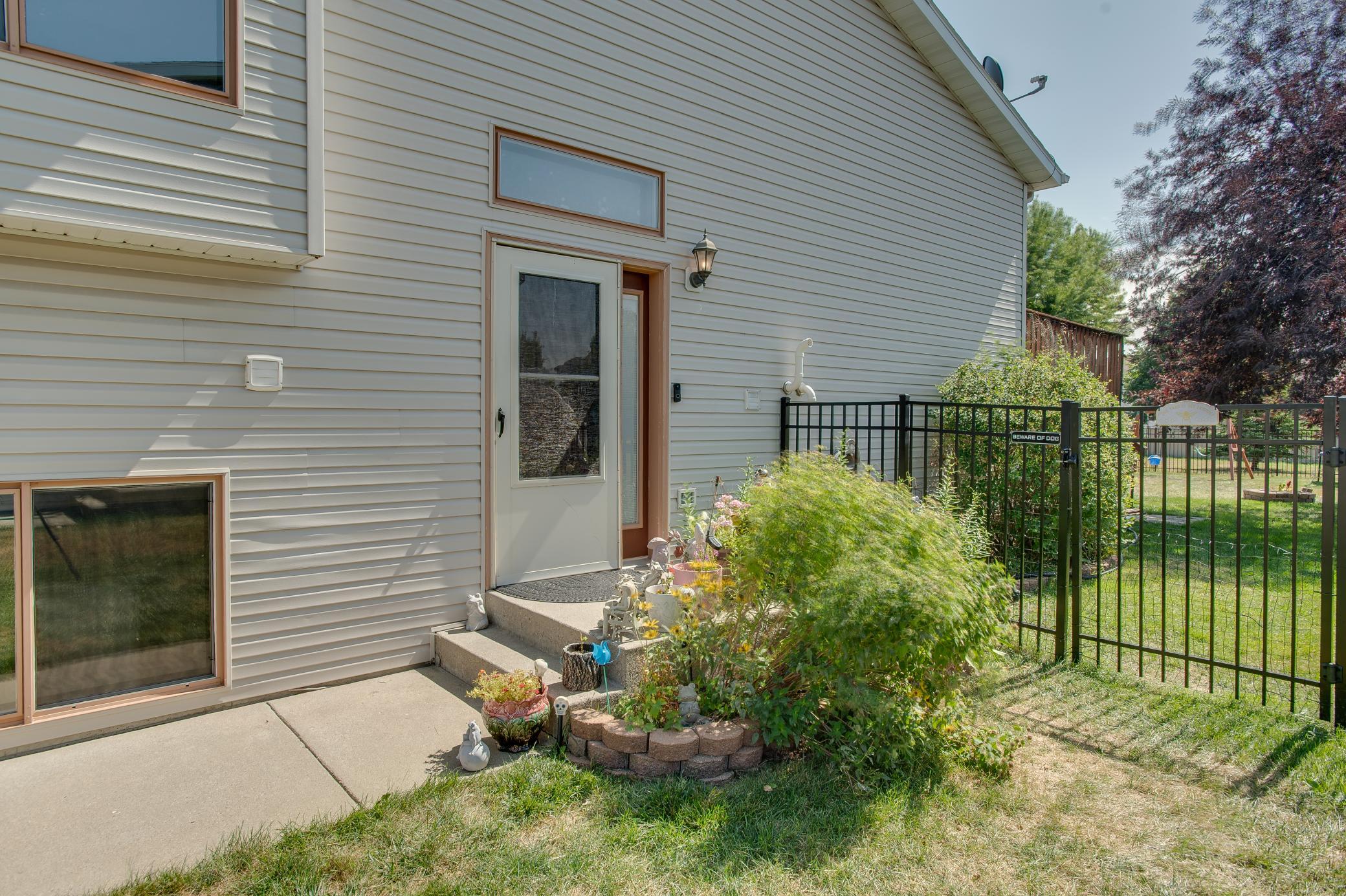 2000 twin home for sale at 1427 Suntree Drive in West Fargo, ND — 3 bed, 2 bath (photo 3 of 39)