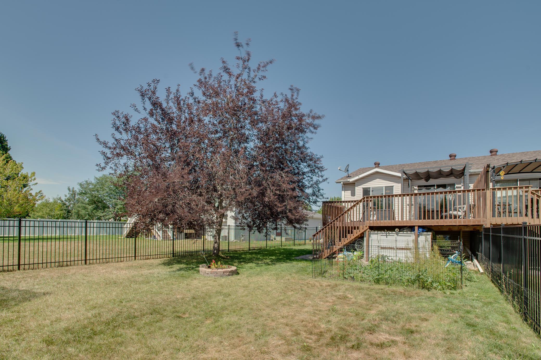 2000 twin home for sale at 1427 Suntree Drive in West Fargo, ND — 3 bed, 2 bath (photo 37 of 39)